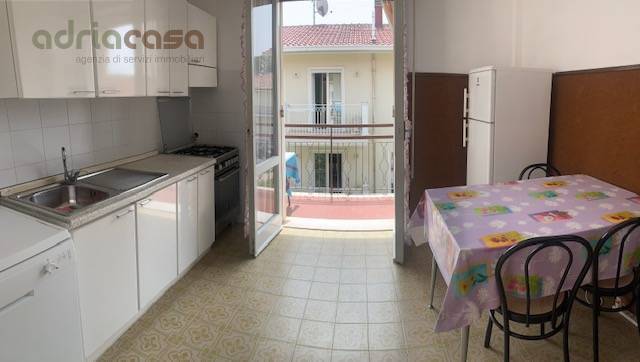 Appartamento in vendita a Riccione, 5 locali, prezzo € 240.000 | PortaleAgenzieImmobiliari.it