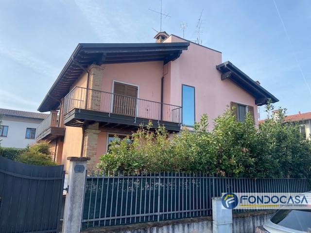 Villa Bifamiliare in vendita a Desenzano del Garda, 7 locali, zona Località: SanMartinodellaBattaglia, prezzo € 450.000 | PortaleAgenzieImmobiliari.it