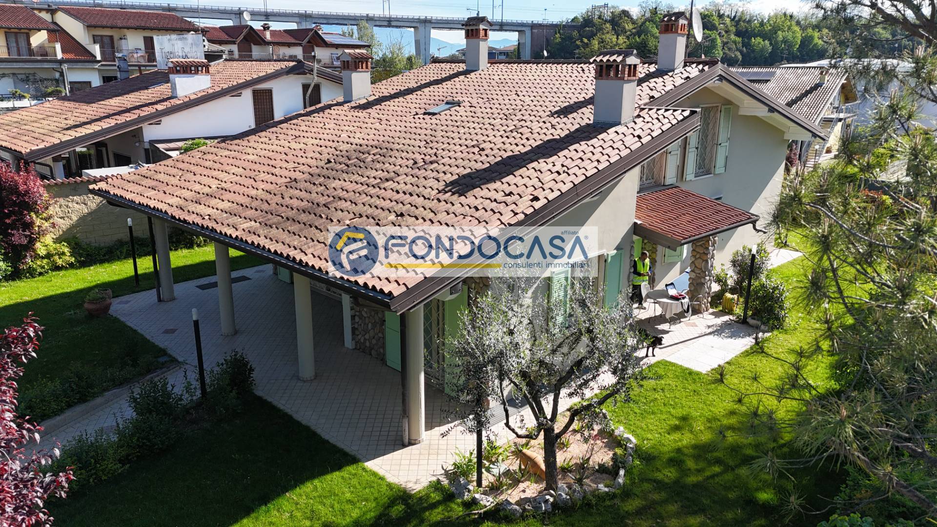 Villa in vendita a Desenzano del Garda, 12 locali, zona Località: DesenzanodelGarda, prezzo € 1.050.000 | PortaleAgenzieImmobiliari.it