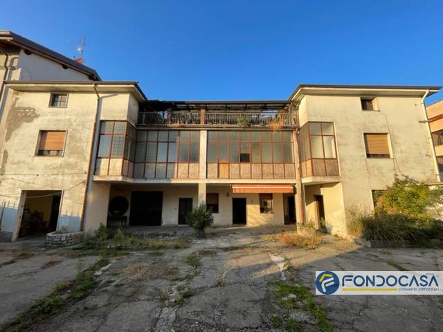 Palazzo / Stabile in vendita a Grumello del Monte, 32 locali, prezzo € 360.000 | CambioCasa.it