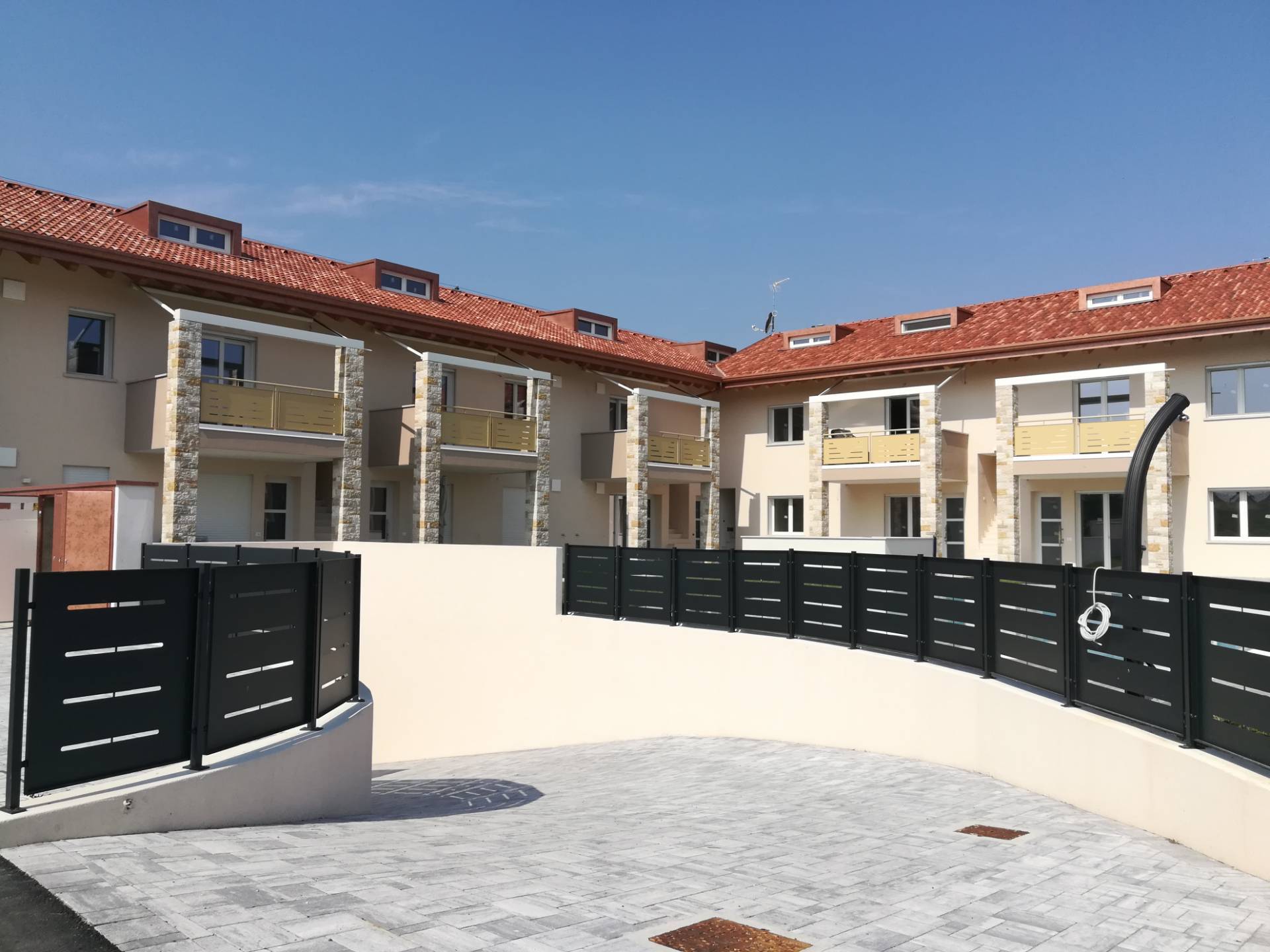 Appartamento in vendita a Castelnuovo del Garda, 5 locali, zona hi, prezzo € 425.000 | PortaleAgenzieImmobiliari.it