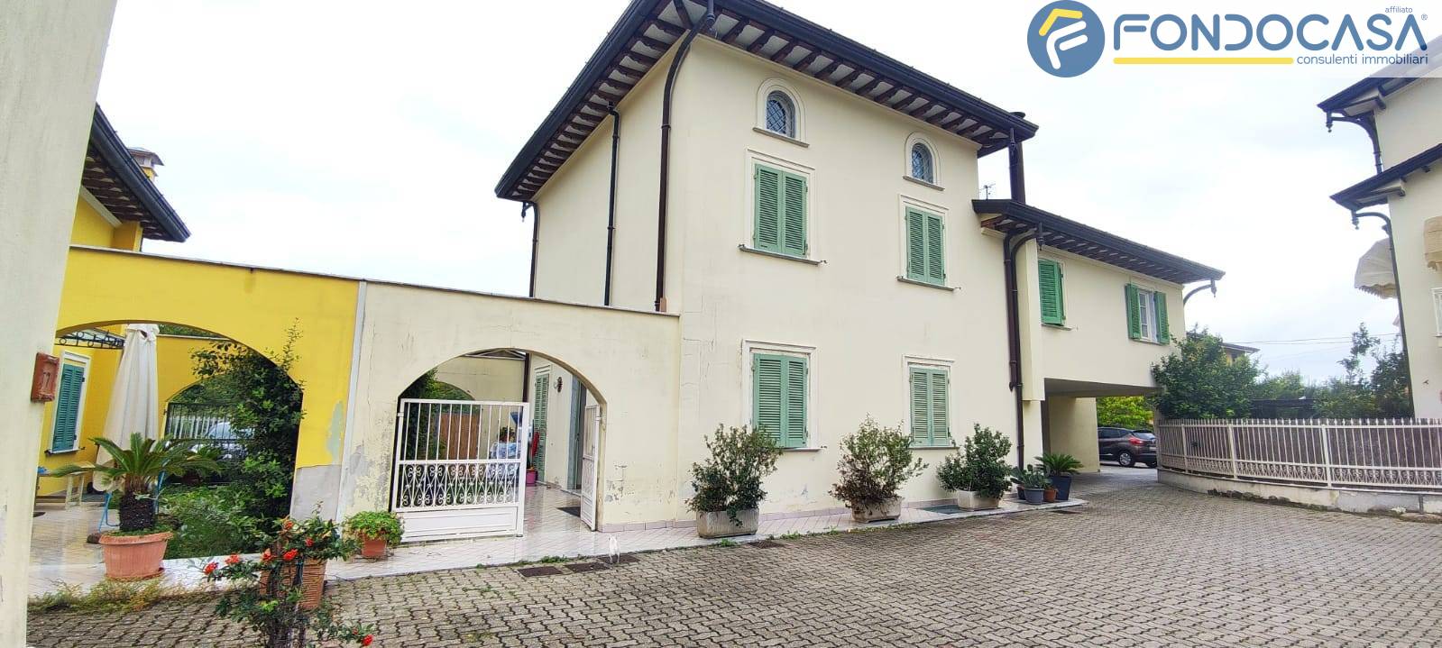 Villa in vendita a Seravezza, 11 locali, zona i, prezzo € 450.000 | PortaleAgenzieImmobiliari.it