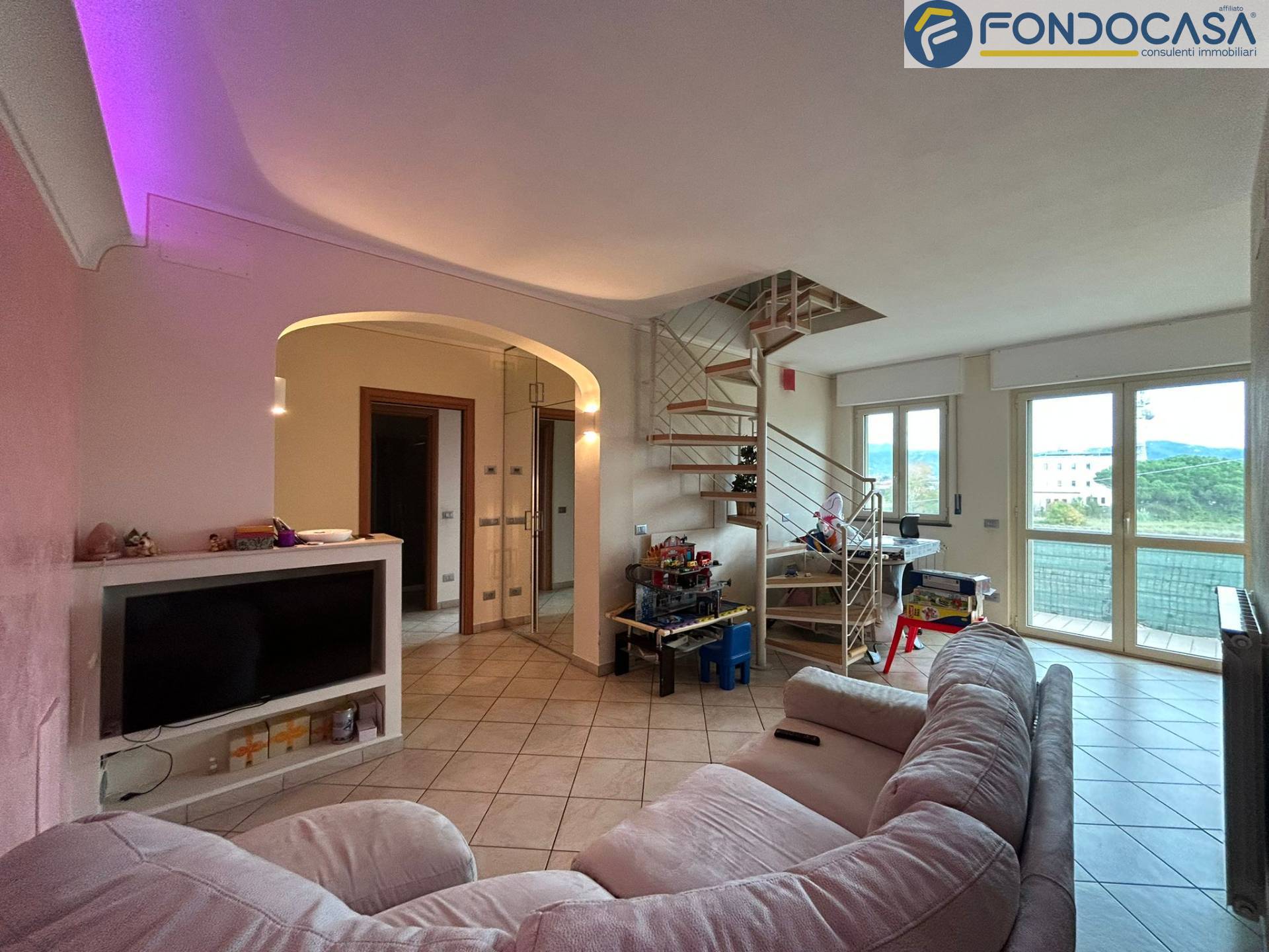 Appartamento in vendita a Viareggio, 5 locali, prezzo € 285.000 | PortaleAgenzieImmobiliari.it