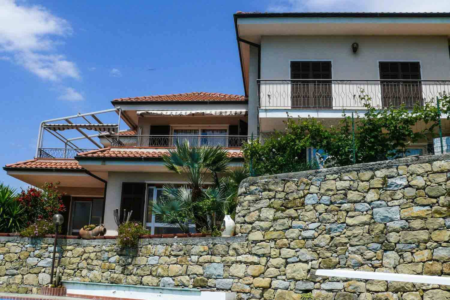 Villa in vendita a Vallecrosia, 15 locali, prezzo € 610.000 | PortaleAgenzieImmobiliari.it