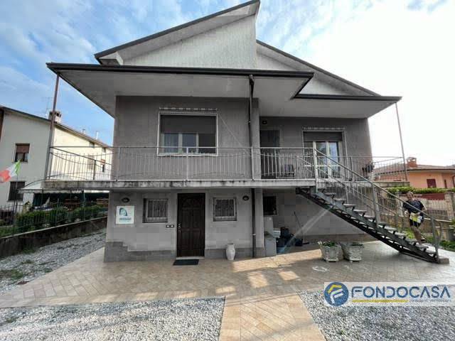 Villa in vendita a Rovato, 8 locali, prezzo € 280.000 | PortaleAgenzieImmobiliari.it