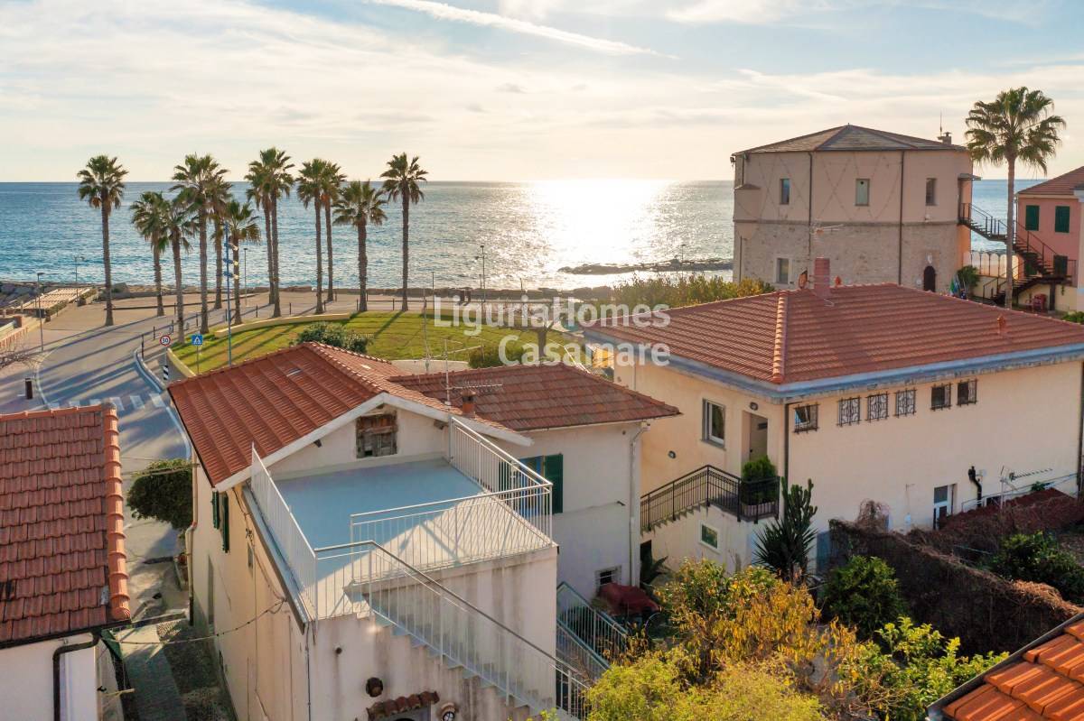 Villa in vendita a Santo Stefano al Mare, 7 locali, prezzo € 795.000 | PortaleAgenzieImmobiliari.it