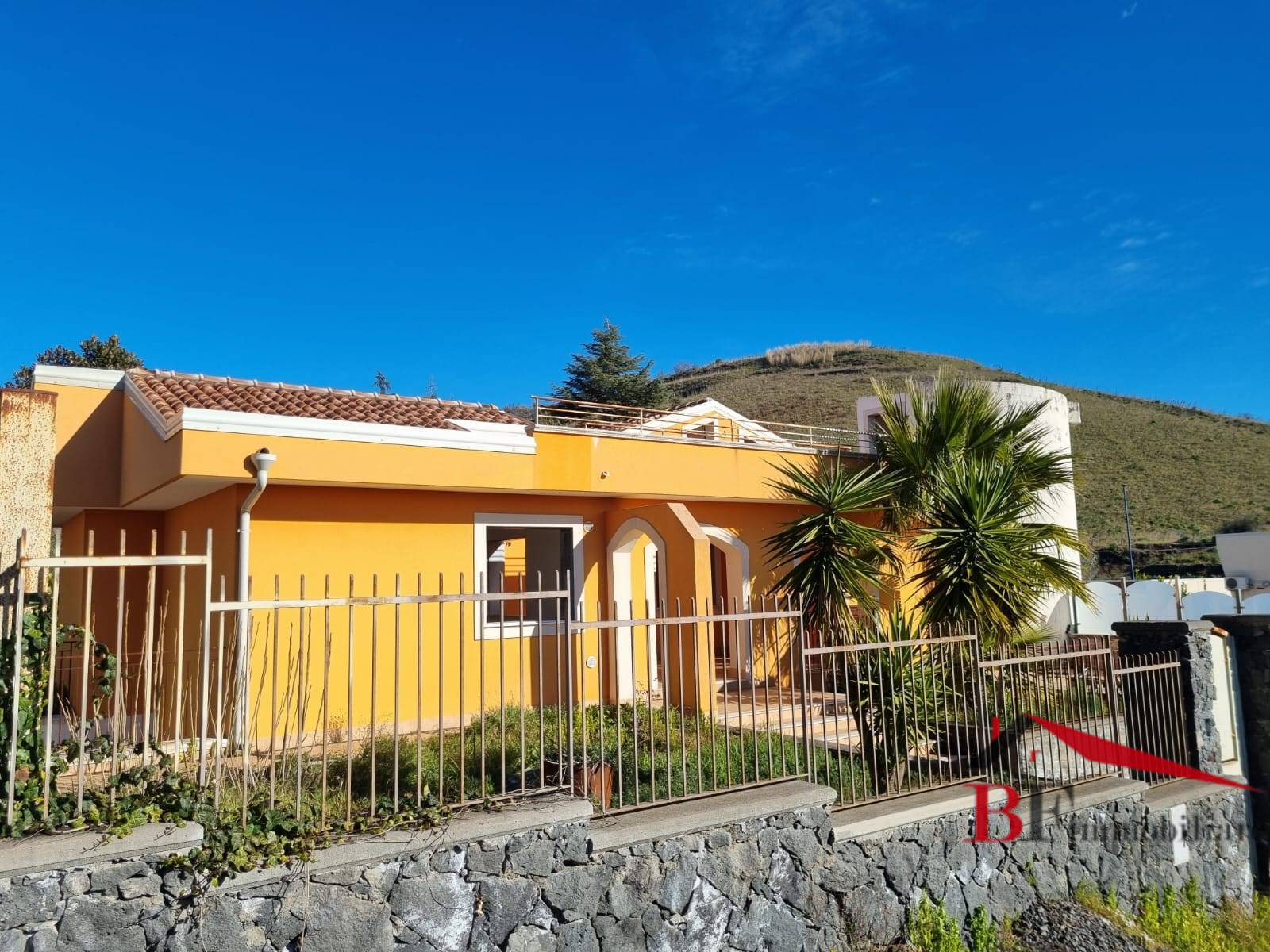 Villa in vendita a Pedara, 7 locali, prezzo € 225.000 | CambioCasa.it