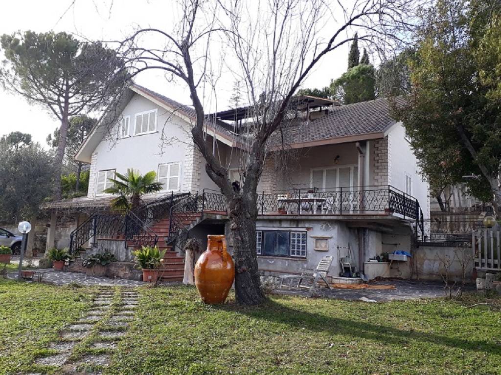 Villa in vendita a Teramo, 11 locali, zona Località: Primaperiferia, prezzo € 420.000 | PortaleAgenzieImmobiliari.it