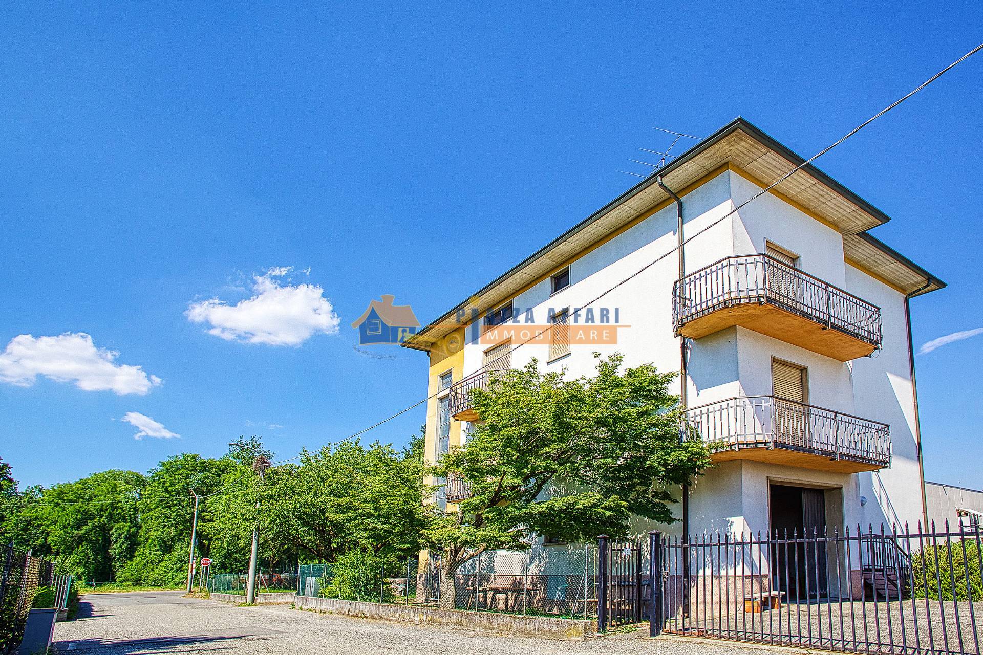 Appartamento in vendita a Azzate, 4 locali, prezzo € 175.000 | PortaleAgenzieImmobiliari.it