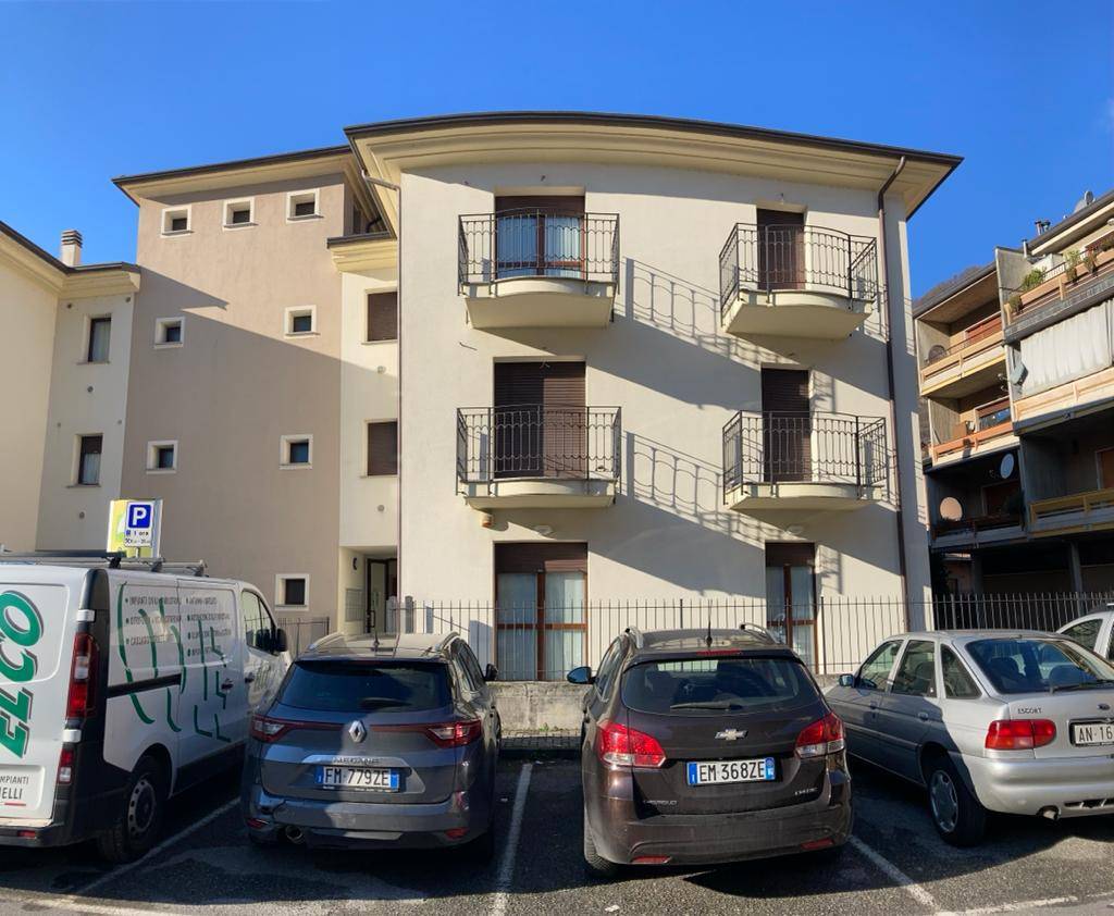 Appartamento in affitto a Zogno, 3 locali, zona Località: Centrale, prezzo € 450 | CambioCasa.it
