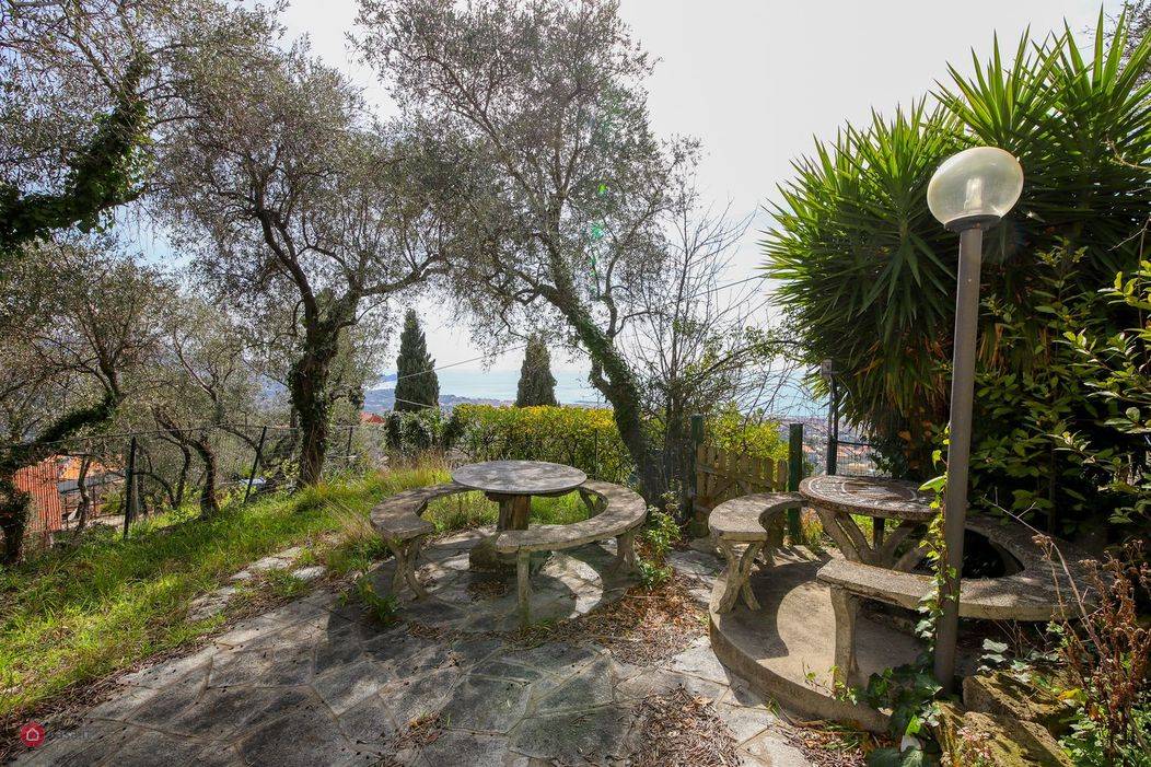 Villa Bifamiliare in vendita a Leivi, 9 locali, zona Zona: Curlo, prezzo € 350.000 | CambioCasa.it