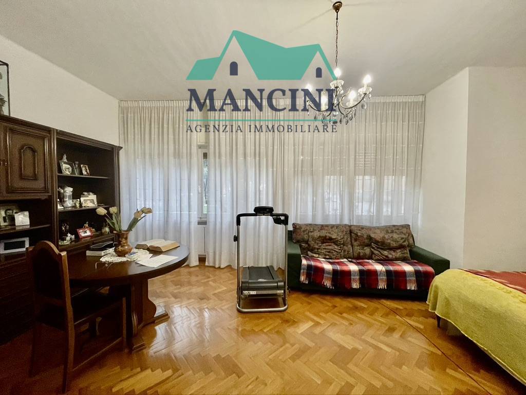Appartamento in vendita a Jesi, 6 locali, zona Località: Giardini, prezzo € 230.000 | PortaleAgenzieImmobiliari.it