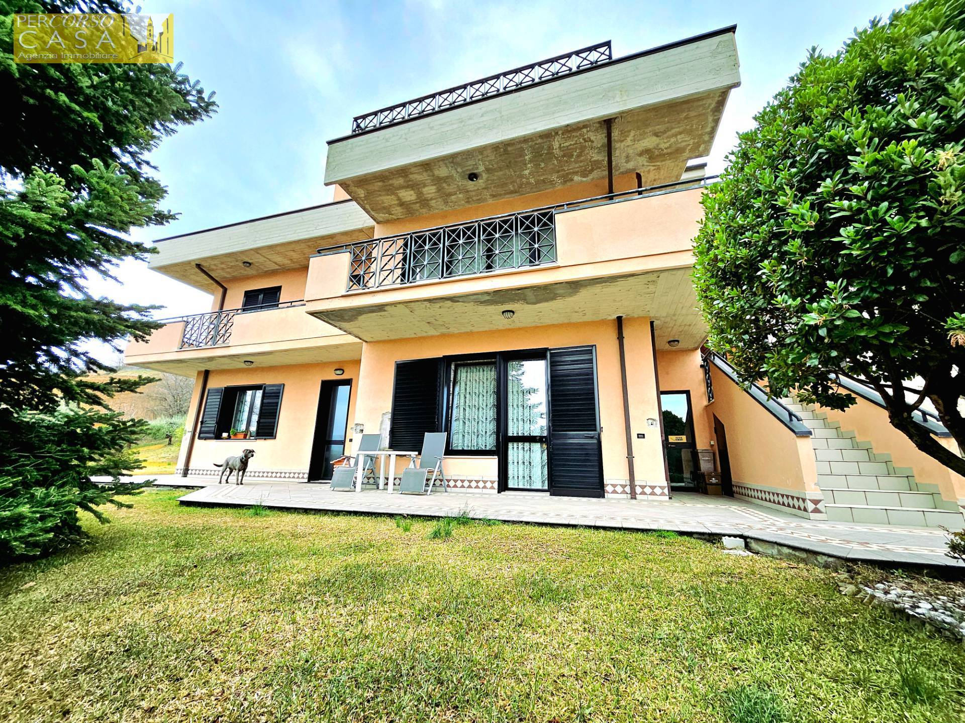 Villa in vendita a Teramo, 12 locali, prezzo € 450.000 | PortaleAgenzieImmobiliari.it