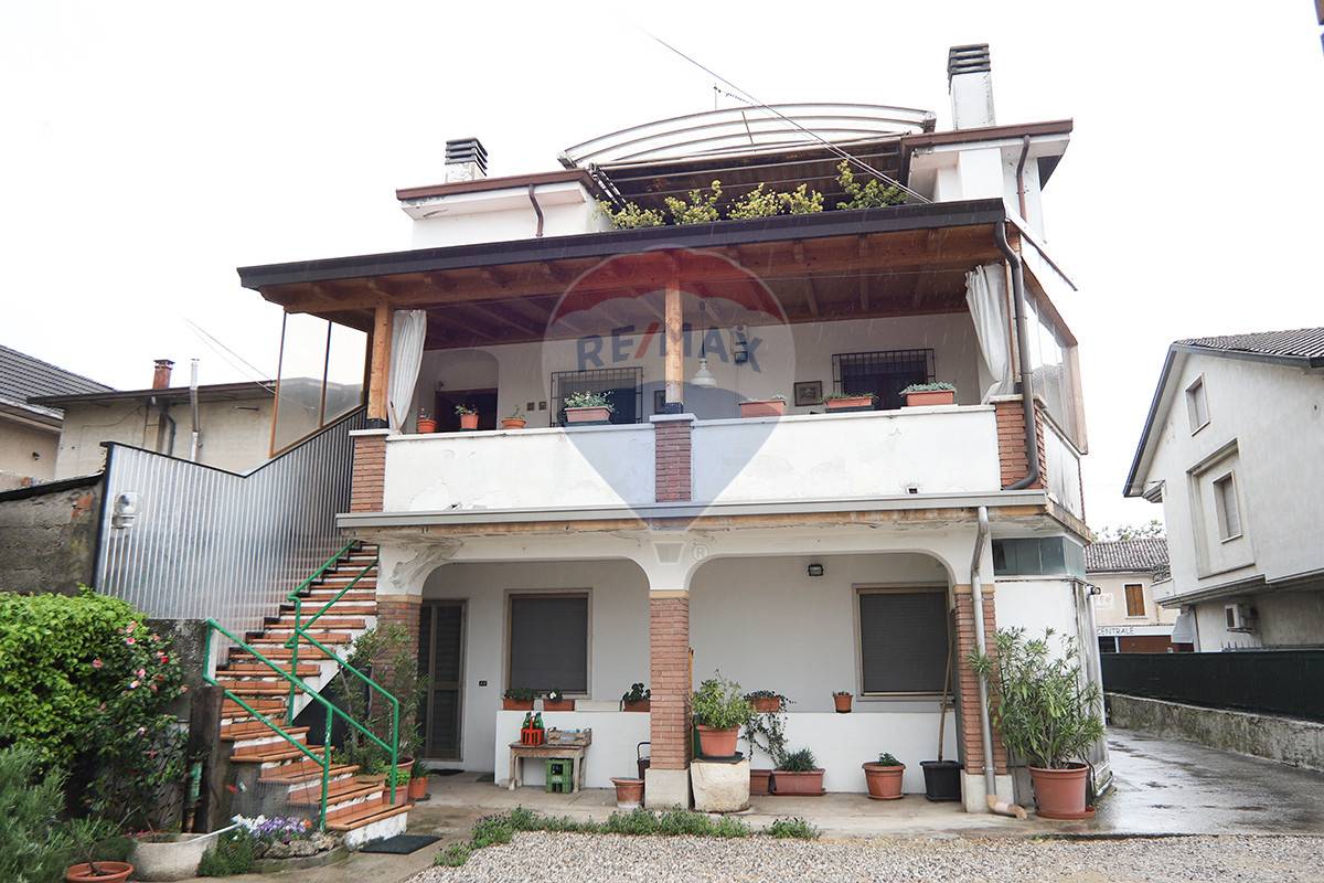 Appartamento in vendita a Sorgà, 6 locali, zona Zona: Bonferraro, prezzo € 150.000 | CambioCasa.it