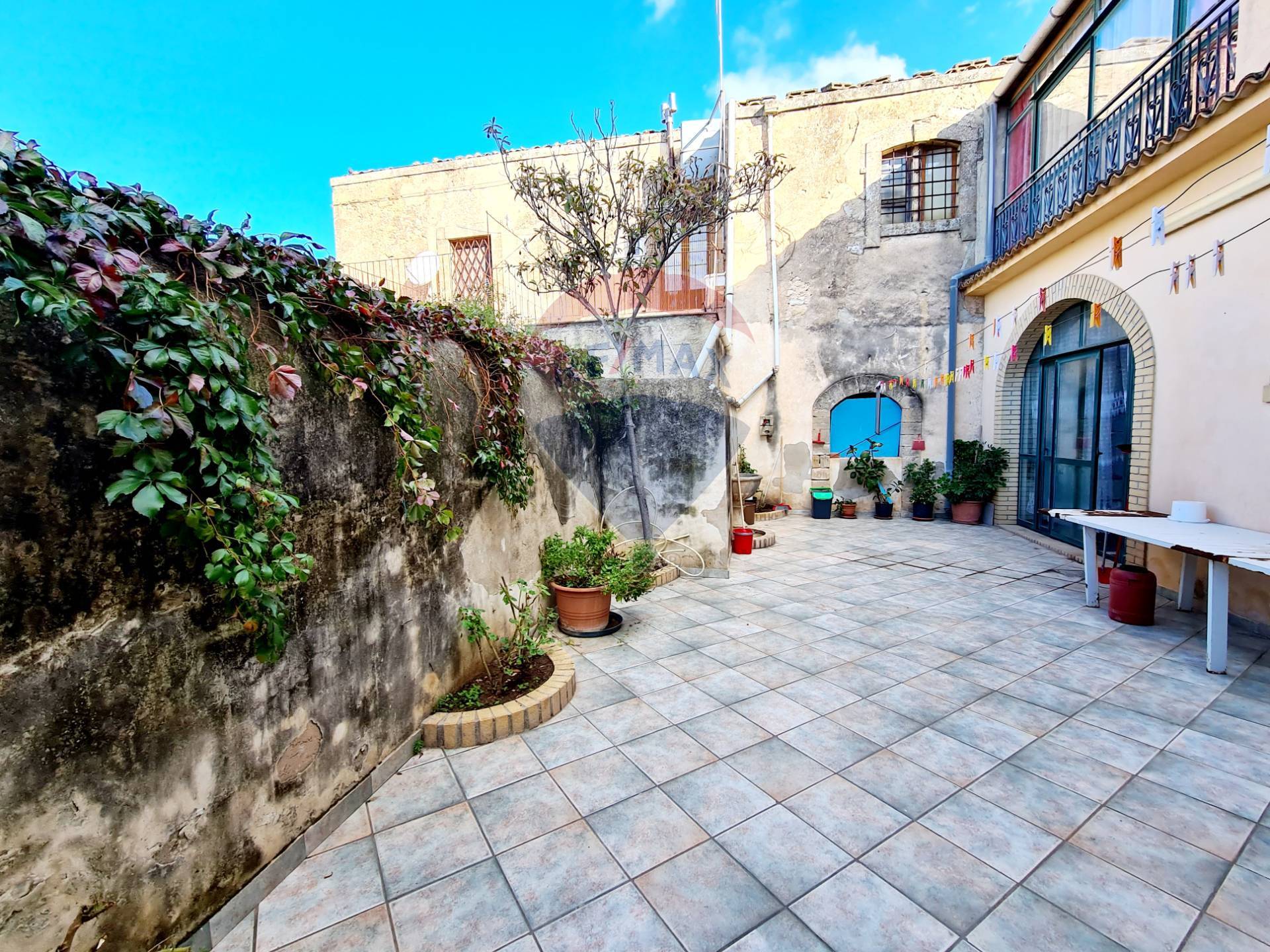 Rustico / Casale in vendita a Chiaramonte Gulfi, 11 locali, prezzo € 350.000 | CambioCasa.it