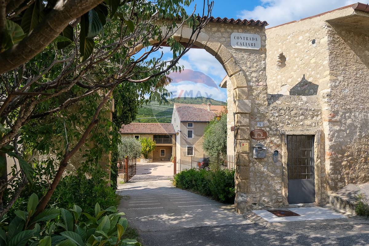 Rustico / Casale in vendita a Cazzano di Tramigna, 15 locali, prezzo € 650.000 | PortaleAgenzieImmobiliari.it