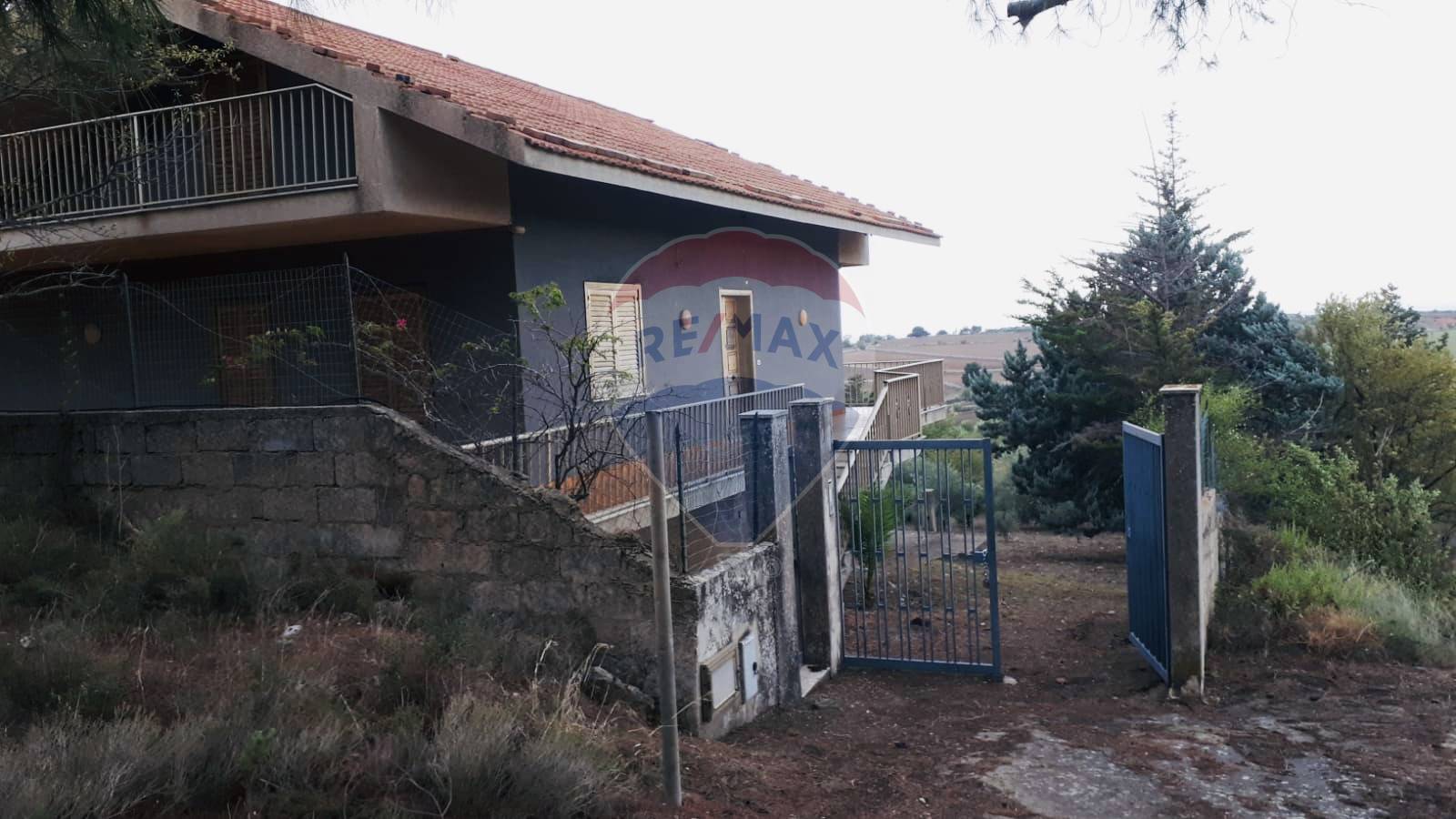 Villa in vendita a Chiaramonte Gulfi, 8 locali, zona Zona: Roccazzo, prezzo € 144.000 | CambioCasa.it