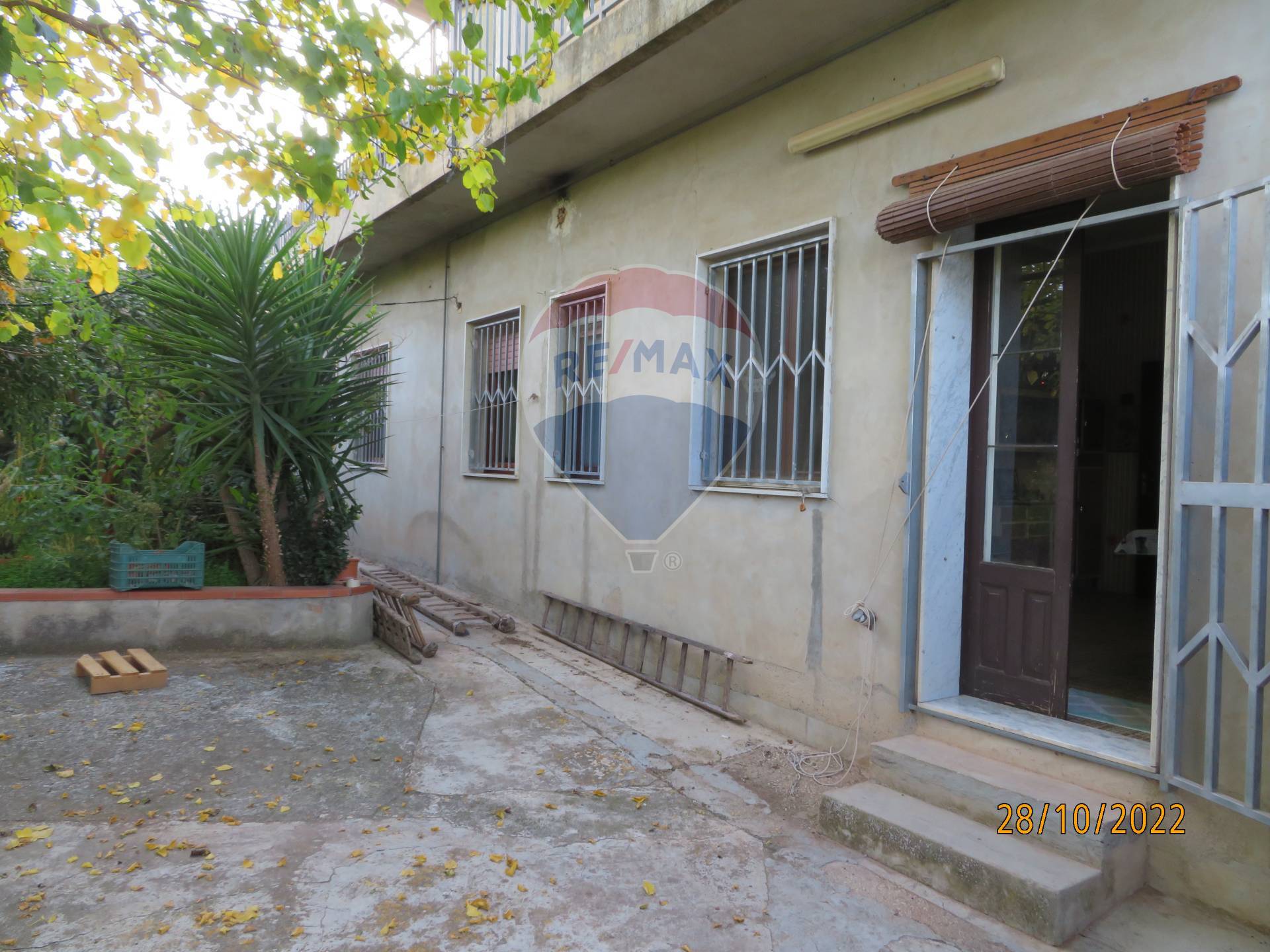 Villa in vendita a Chiaramonte Gulfi, 7 locali, zona Zona: Roccazzo, prezzo € 170.000 | CambioCasa.it