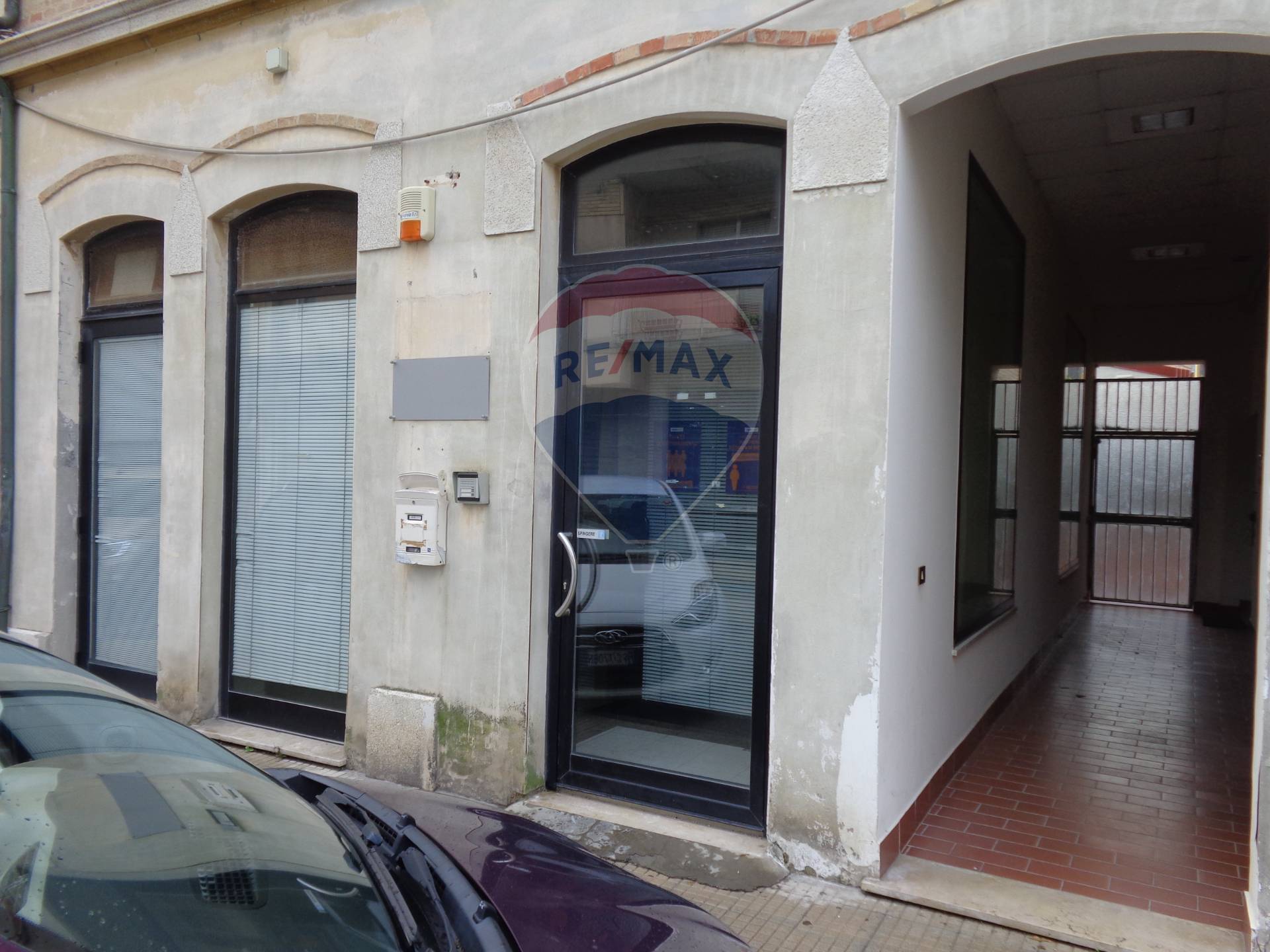 Ufficio / Studio in affitto a Falconara Marittima, 9999 locali, zona Zona: Centro, prezzo € 1.300 | CambioCasa.it