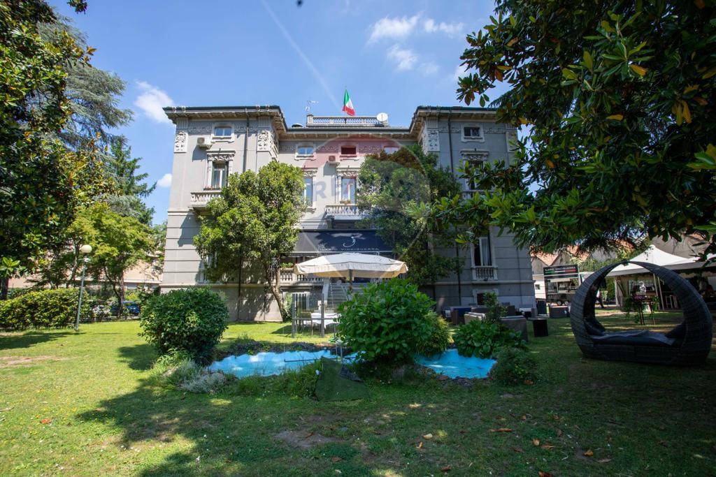Villa in affitto a Gallarate, 10 locali, zona Località: ZonaCentro, prezzo € 10.000 | CambioCasa.it