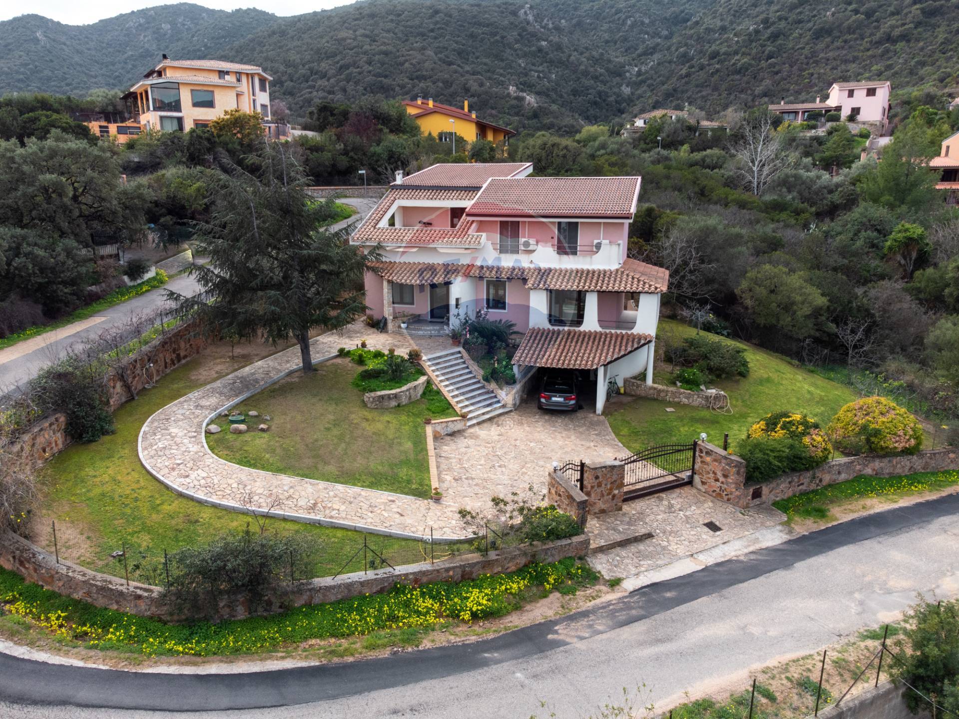 Villa in vendita a Capoterra, 13 locali, zona Località: ZonaPoggioDeiPini, prezzo € 490.000 | PortaleAgenzieImmobiliari.it