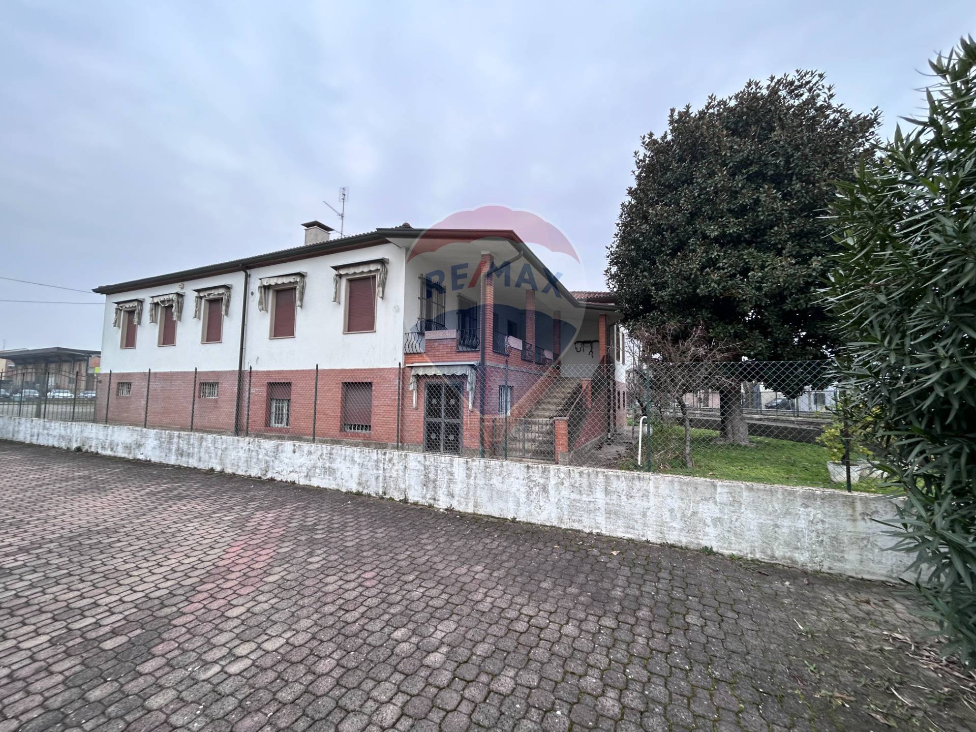 Villa in vendita a Piove di Sacco, 10 locali, prezzo € 400.000 | PortaleAgenzieImmobiliari.it