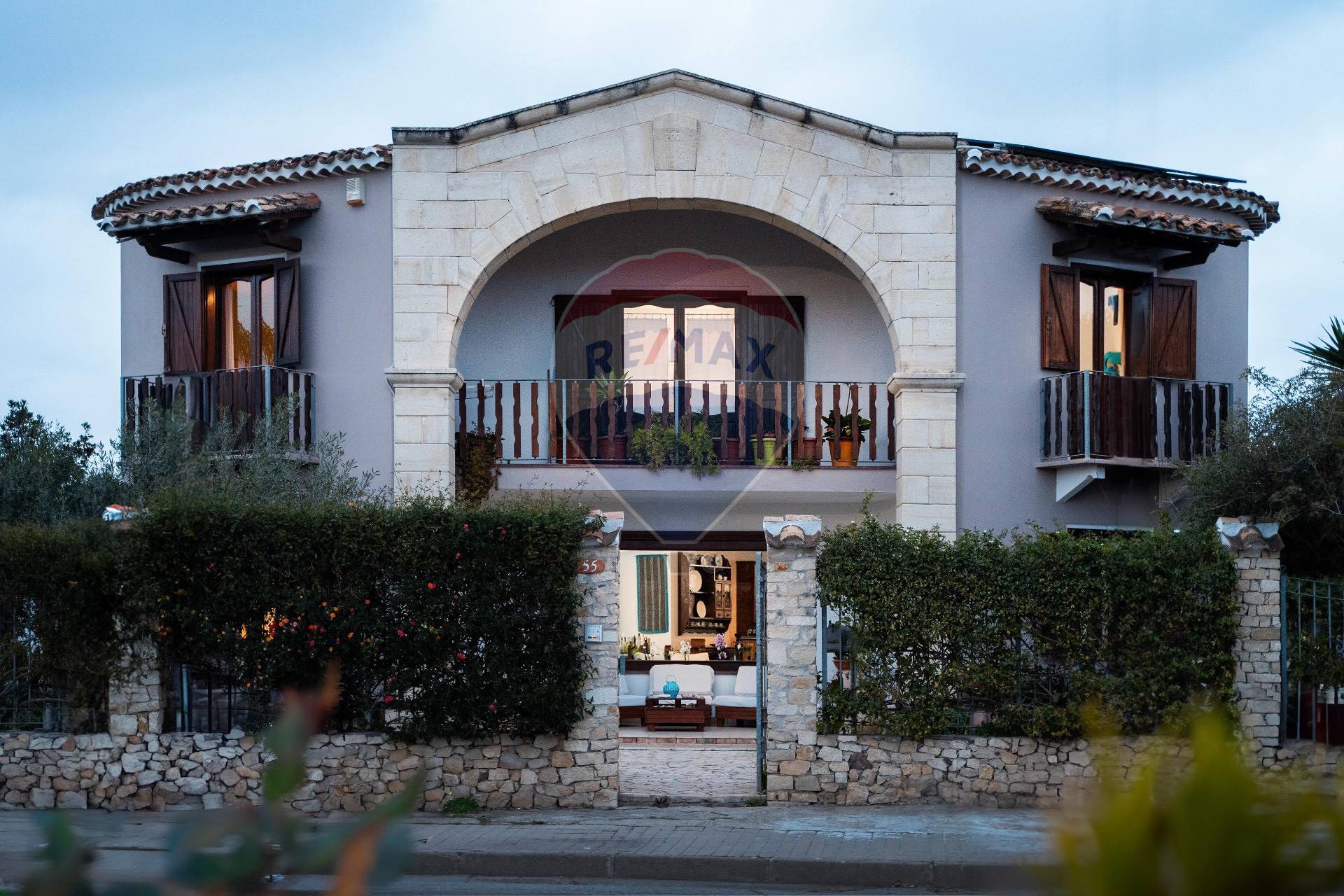 Villa in vendita a Pula, 9 locali, zona Località: ZonaCentro, prezzo € 800.000 | PortaleAgenzieImmobiliari.it