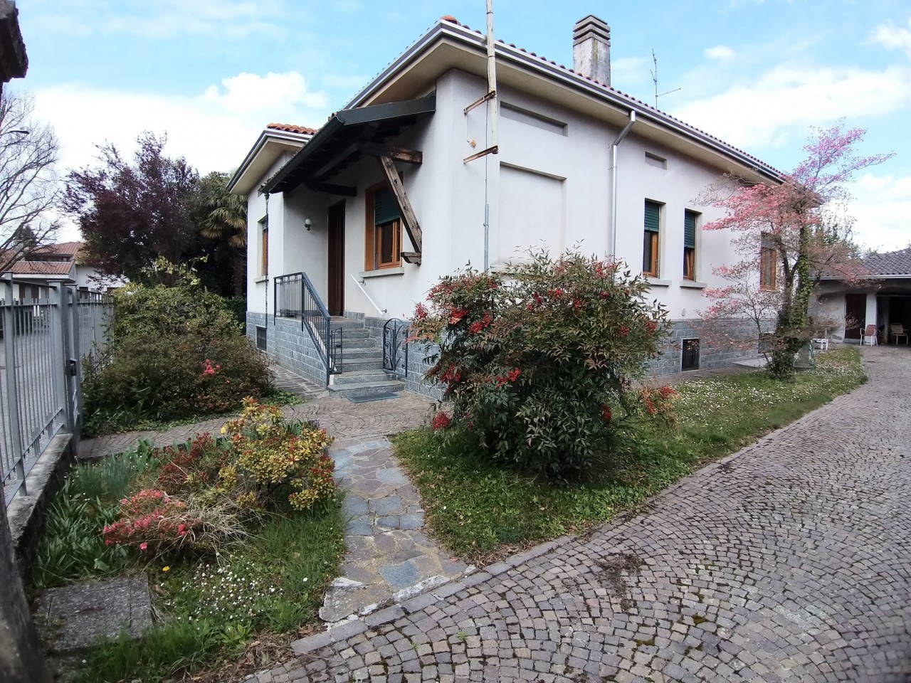 Villa in vendita a Venegono Inferiore, 3 locali, prezzo € 325.000 | CambioCasa.it