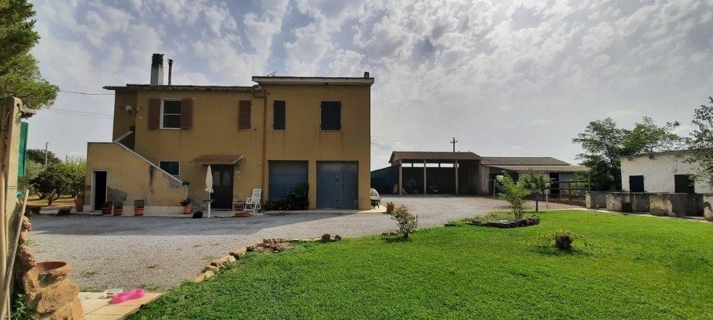 Rustico / Casale in vendita a Orbetello, 7 locali, prezzo € 420.000 | CambioCasa.it
