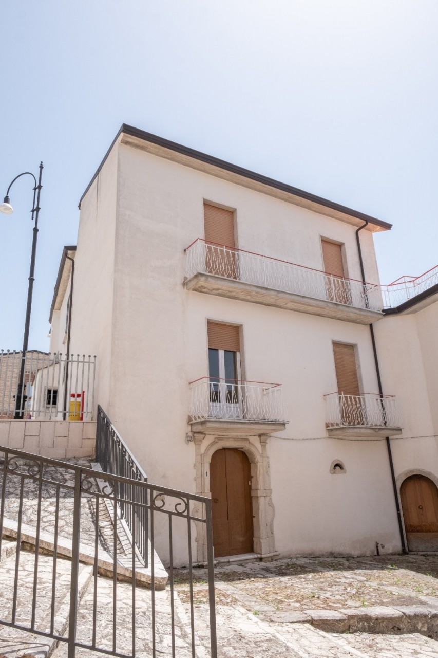 Palazzo / Stabile in vendita a Sant'Angelo all'Esca, 8 locali, prezzo € 58.000 | CambioCasa.it
