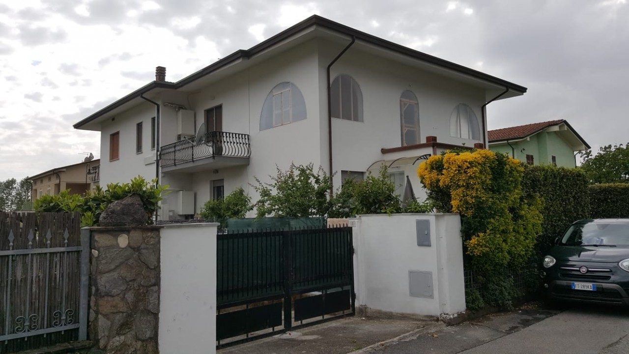 Appartamento in vendita a Montignoso, 8 locali, prezzo € 320.000 | PortaleAgenzieImmobiliari.it