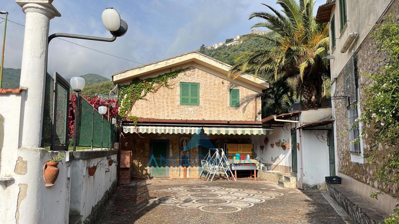 Appartamento in vendita a Isernia, 10 locali, prezzo € 300.000 | PortaleAgenzieImmobiliari.it