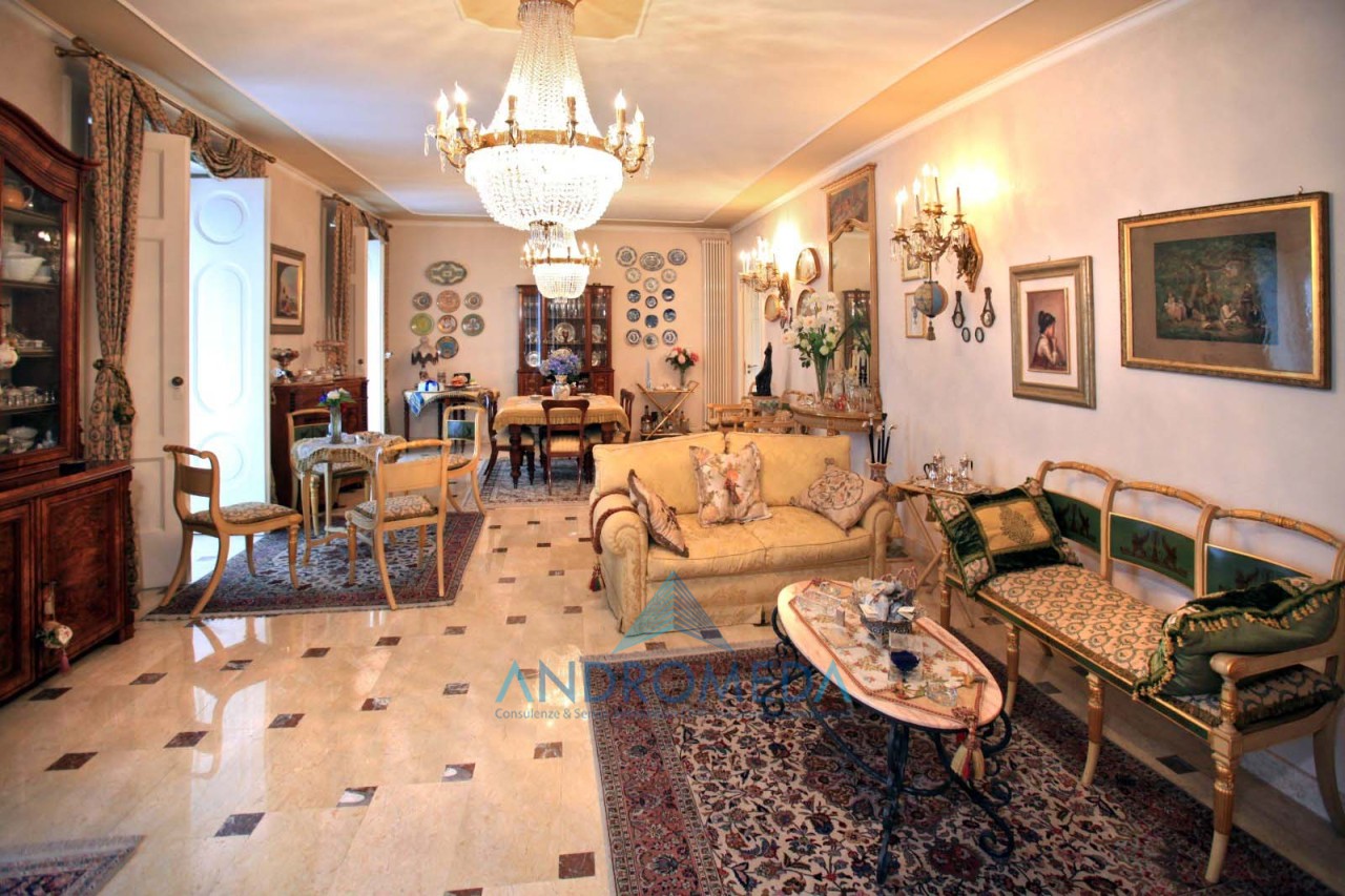 Villa in vendita a Caserta, 18 locali, prezzo € 1.700.000 | PortaleAgenzieImmobiliari.it