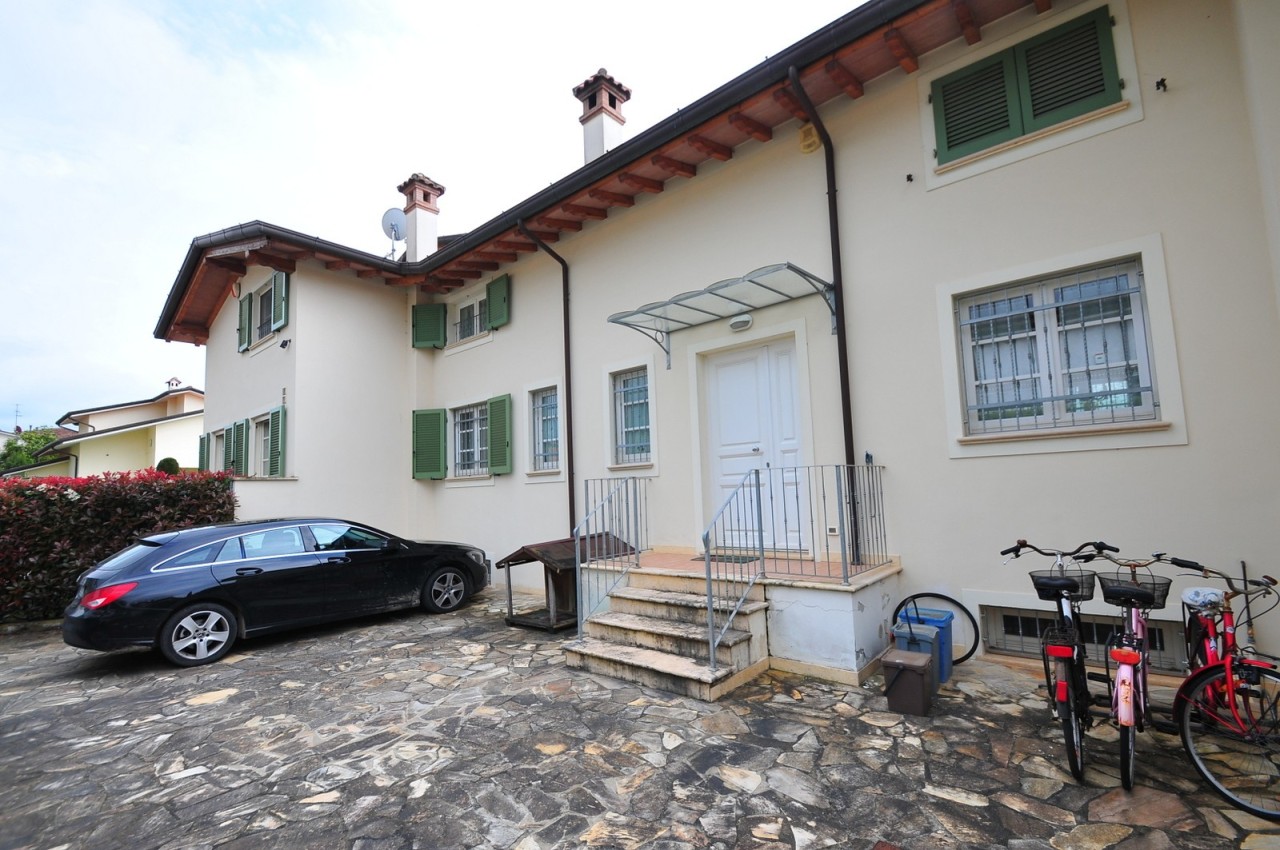 Villa a Schiera in vendita a Pietrasanta, 9 locali, prezzo € 695.000 | PortaleAgenzieImmobiliari.it