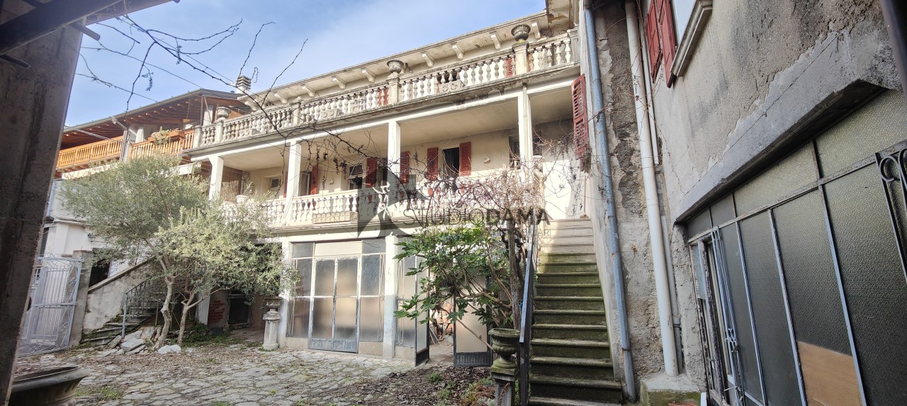 Rustico / Casale in vendita a Roè Volciano, 15 locali, prezzo € 240.000 | PortaleAgenzieImmobiliari.it