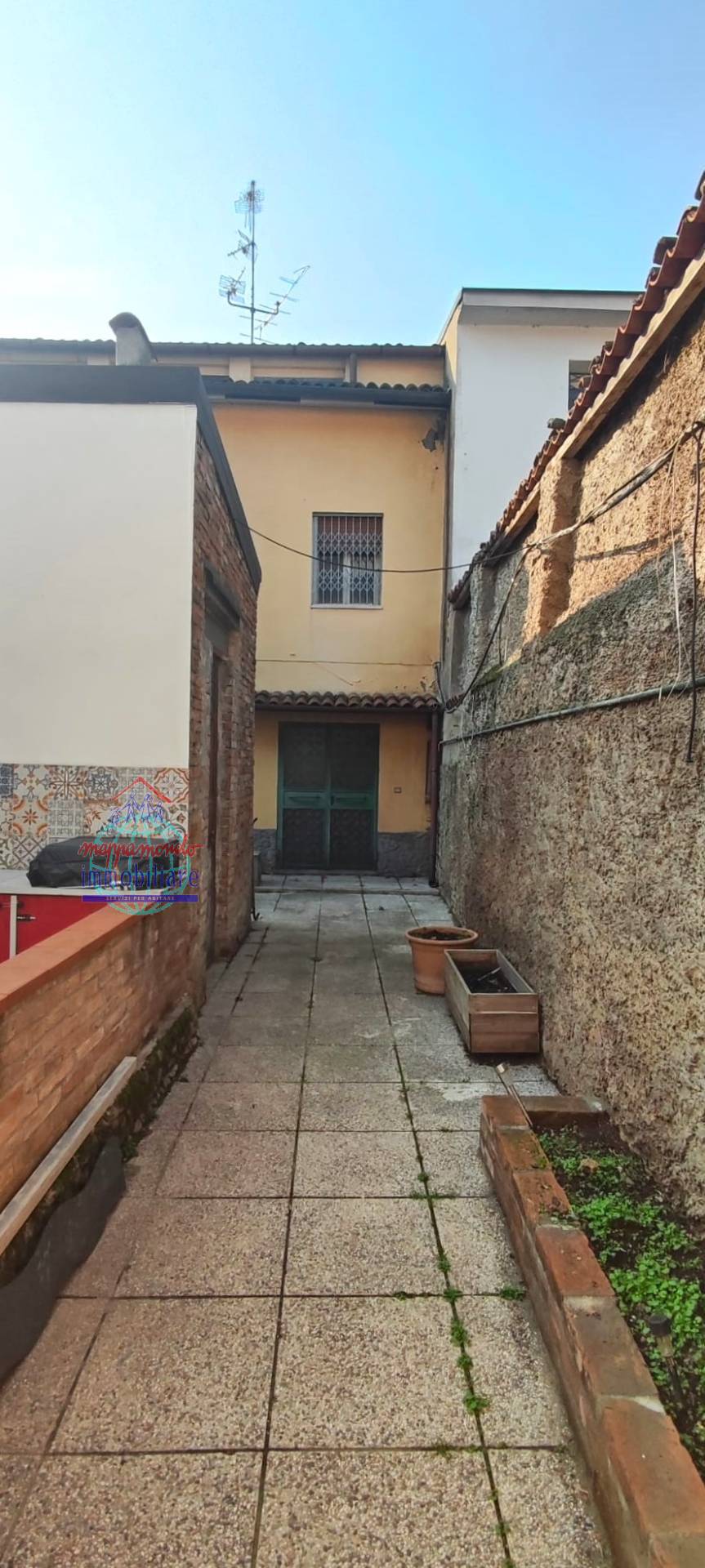 Villa Bifamiliare in vendita a Cento, 8 locali, zona Località: Cento, prezzo € 125.000 | PortaleAgenzieImmobiliari.it