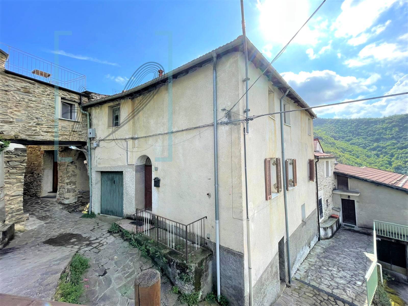 Rustico / Casale in vendita a Borghetto d'Arroscia, 7 locali, zona hetta, prezzo € 35.000 | PortaleAgenzieImmobiliari.it