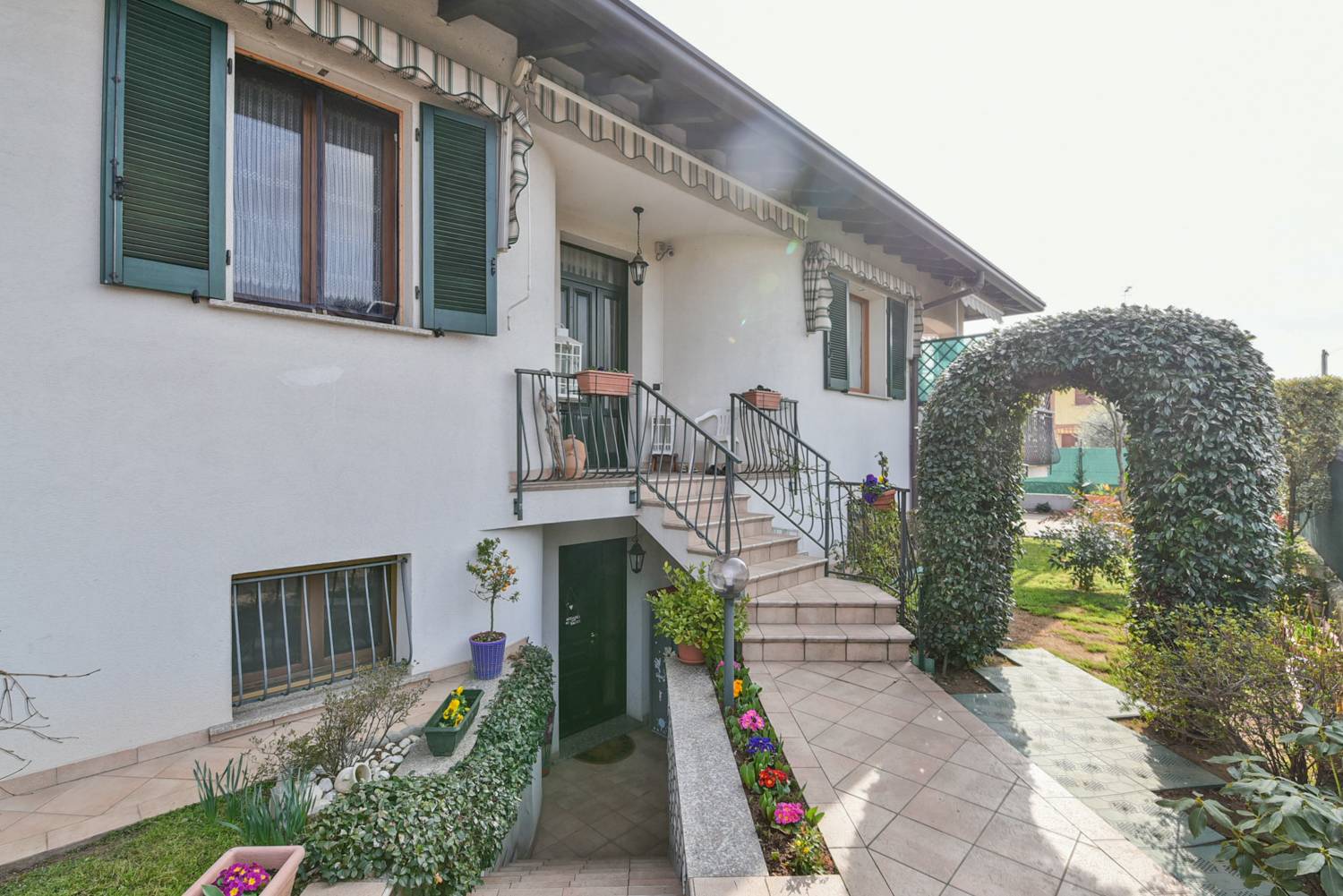 Villa in vendita a Vedano Olona, 4 locali, prezzo € 465.000 | PortaleAgenzieImmobiliari.it