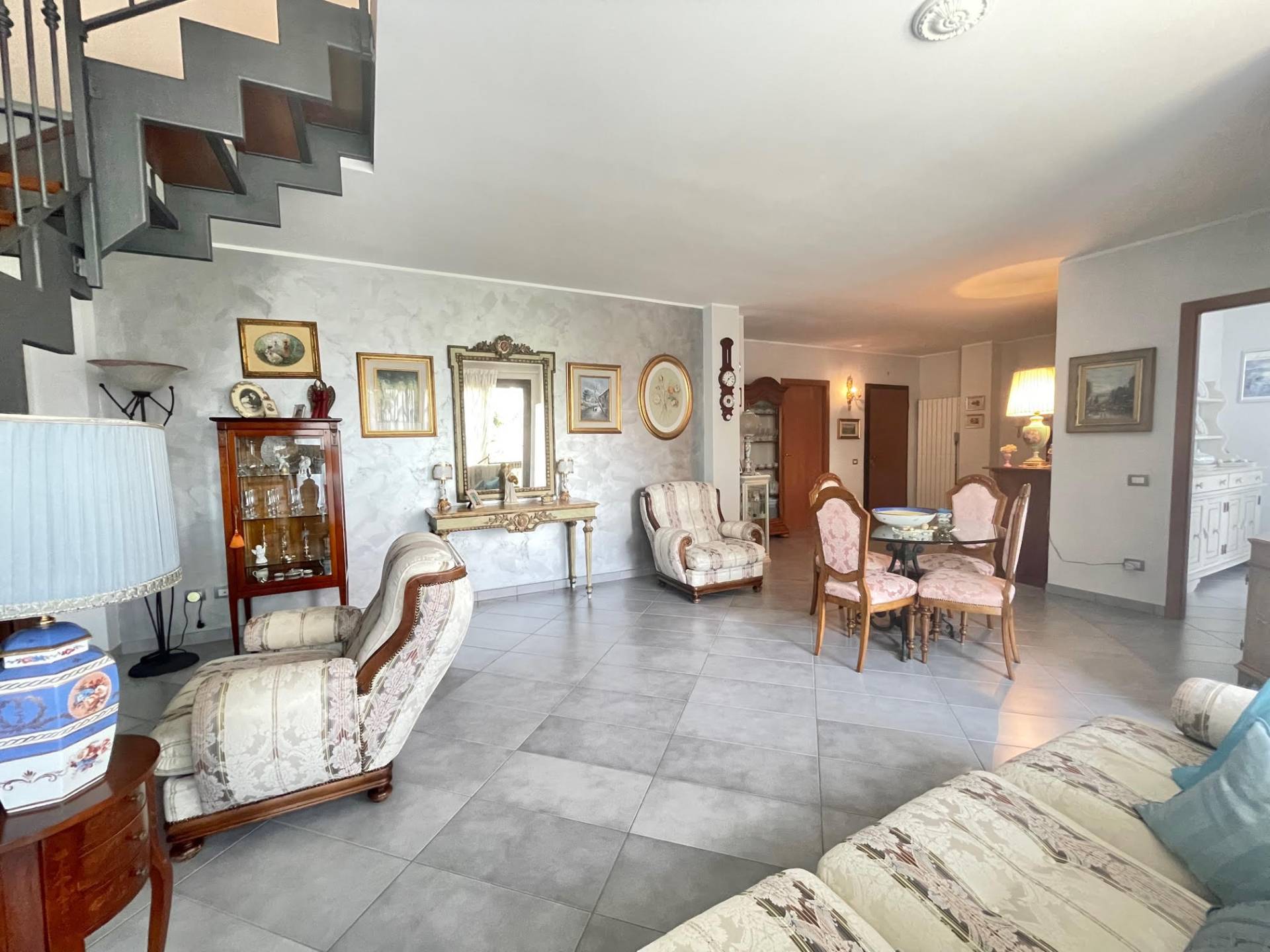 Appartamento in vendita a Vedano Olona, 4 locali, prezzo € 209.000 | PortaleAgenzieImmobiliari.it