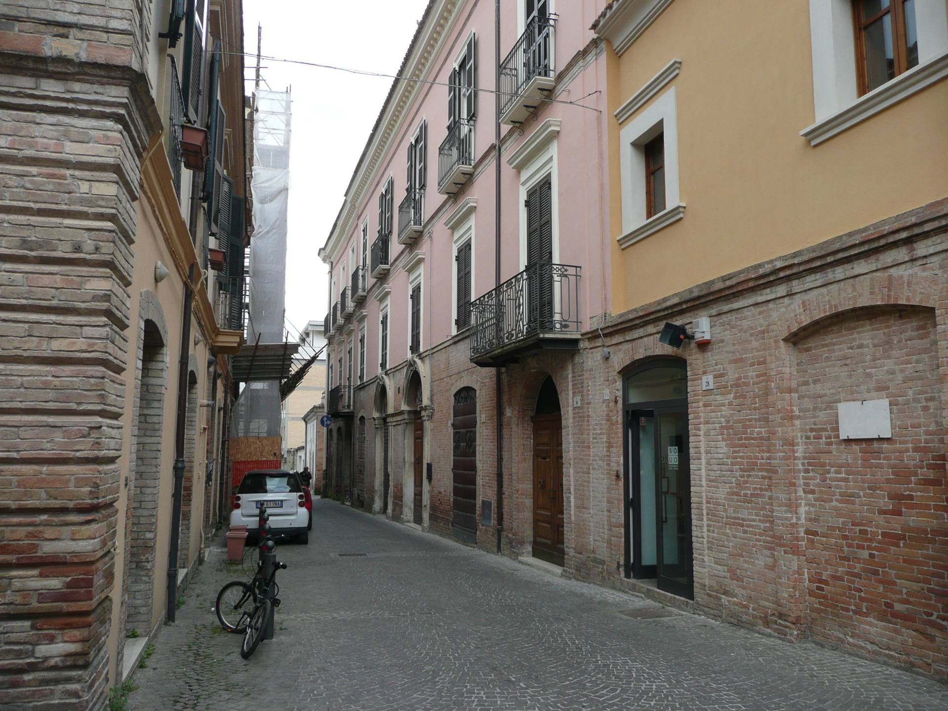 Appartamento in vendita a Teramo, 7 locali, prezzo € 180.000 | PortaleAgenzieImmobiliari.it