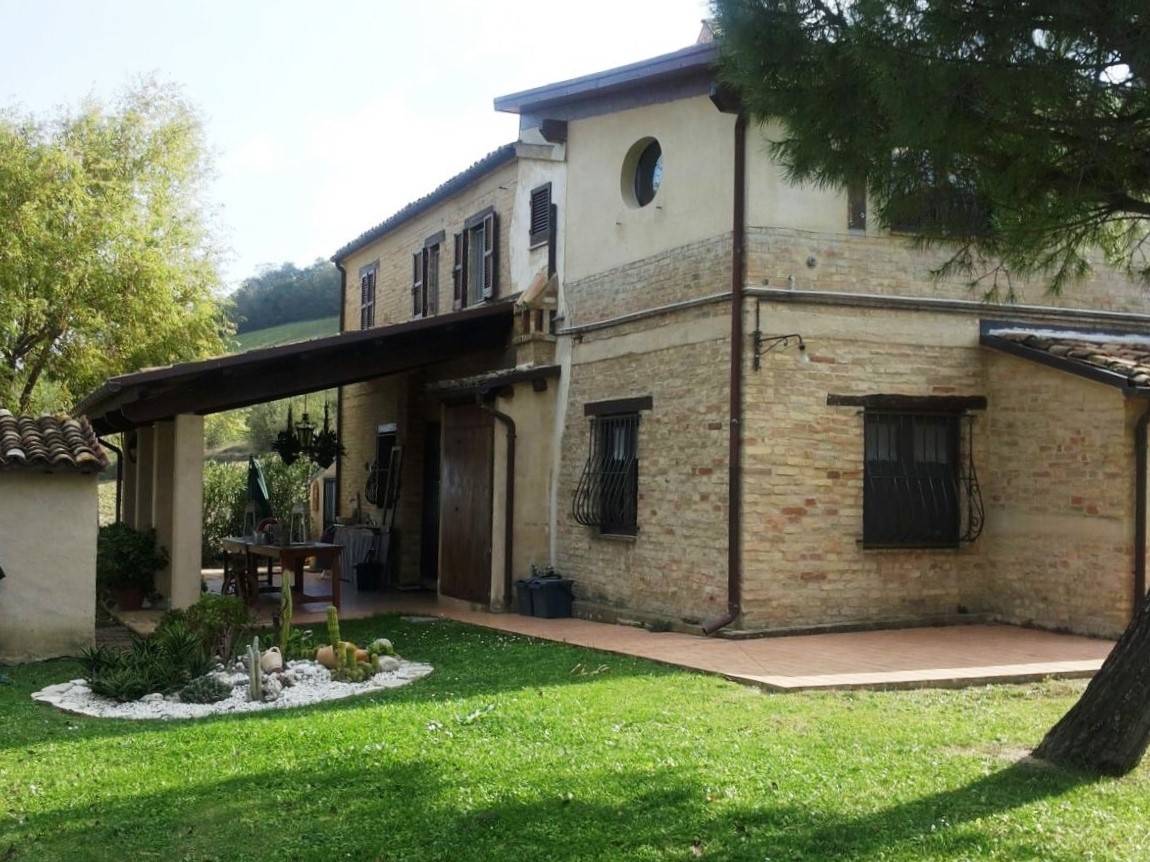 Rustico / Casale in vendita a Ancarano, 8 locali, prezzo € 350.000 | PortaleAgenzieImmobiliari.it