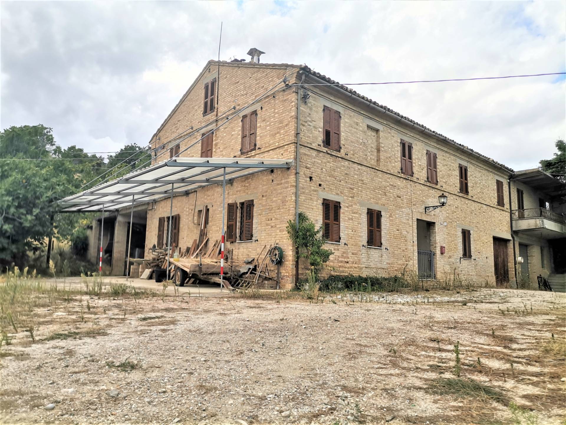 Rustico / Casale in vendita a Cossignano, 18 locali, Trattative riservate | PortaleAgenzieImmobiliari.it