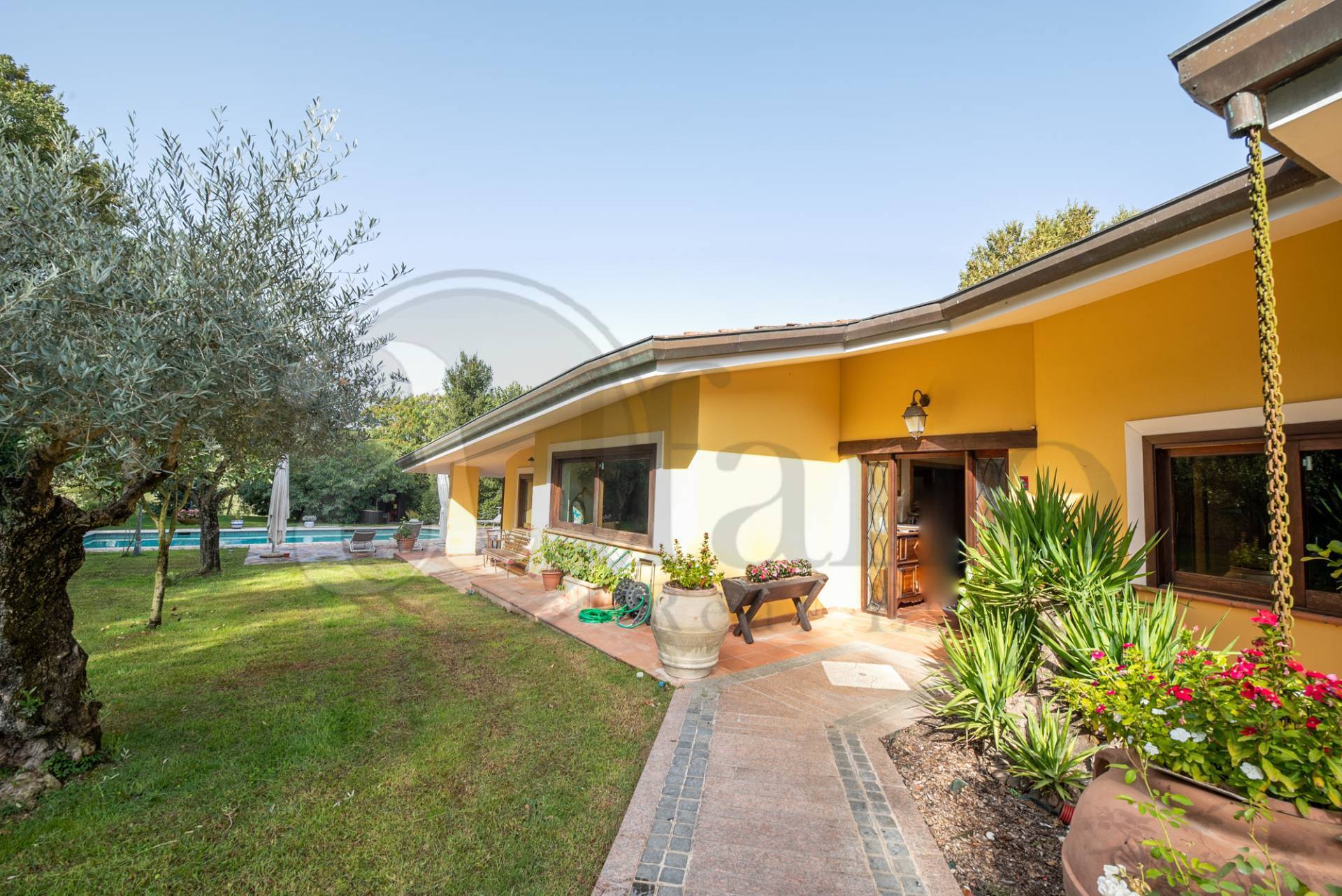 Villa in vendita a Pignataro Interamna, 13 locali, prezzo € 500.000 | CambioCasa.it