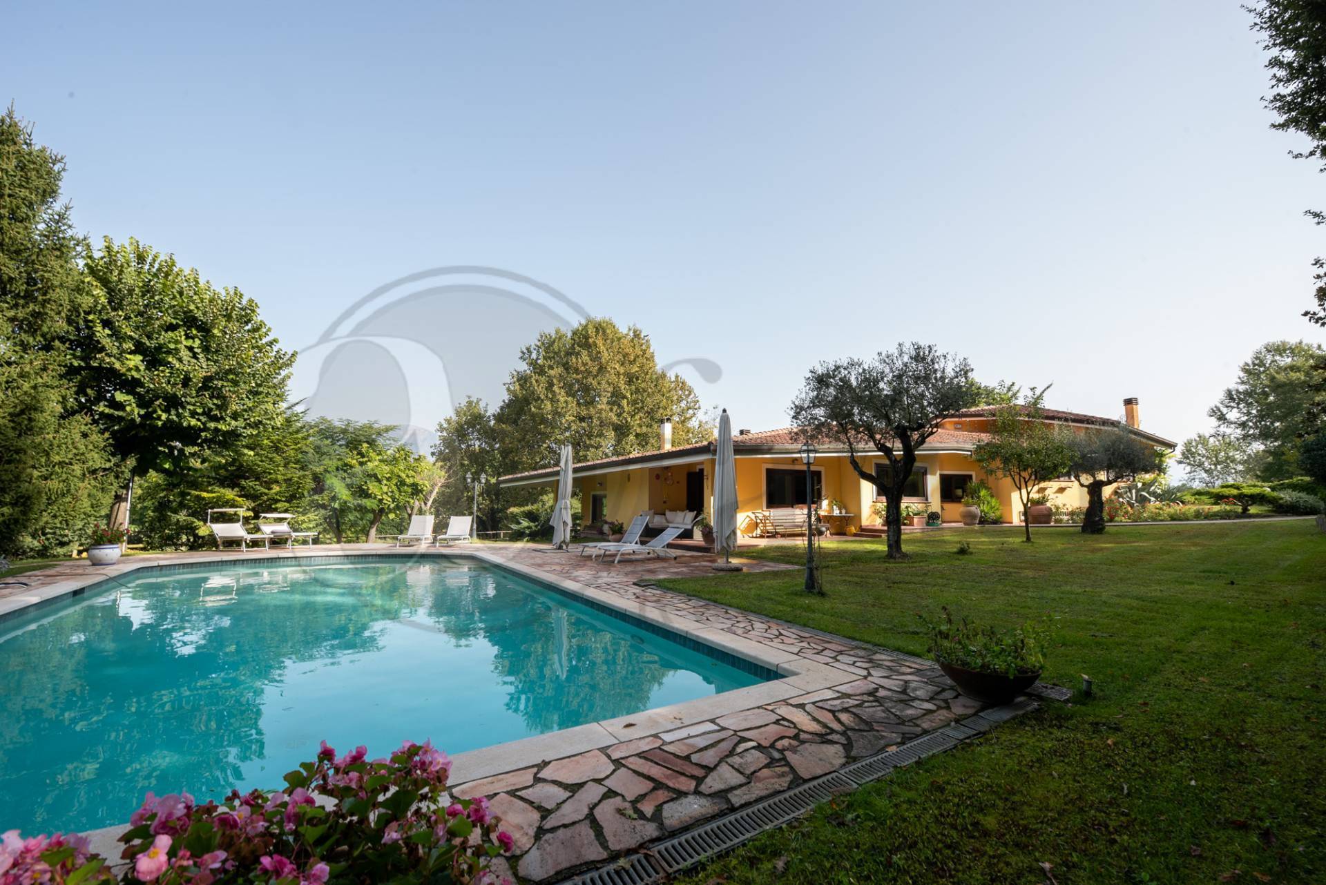 Villa in vendita a Pignataro Interamna, 13 locali, prezzo € 690.000 | CambioCasa.it