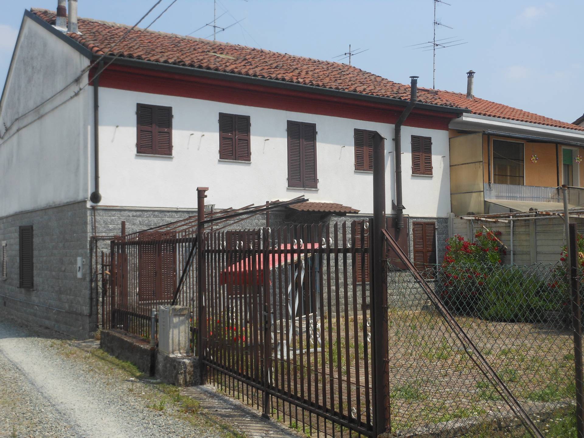 Villa Bifamiliare in vendita a Alessandria, 8 locali, zona nette, prezzo € 115.000 | PortaleAgenzieImmobiliari.it
