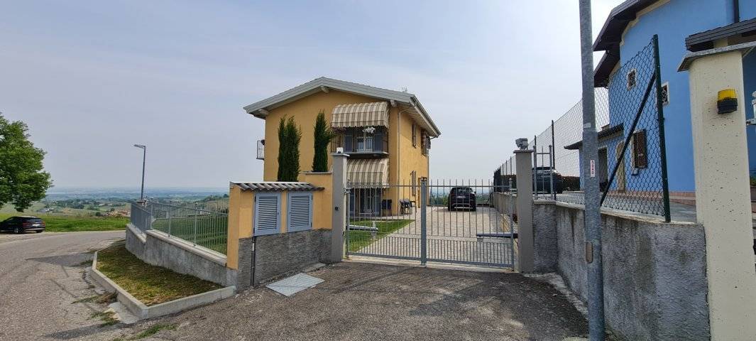 Villa in vendita a Montù Beccaria, 4 locali, prezzo € 220.000 | CambioCasa.it