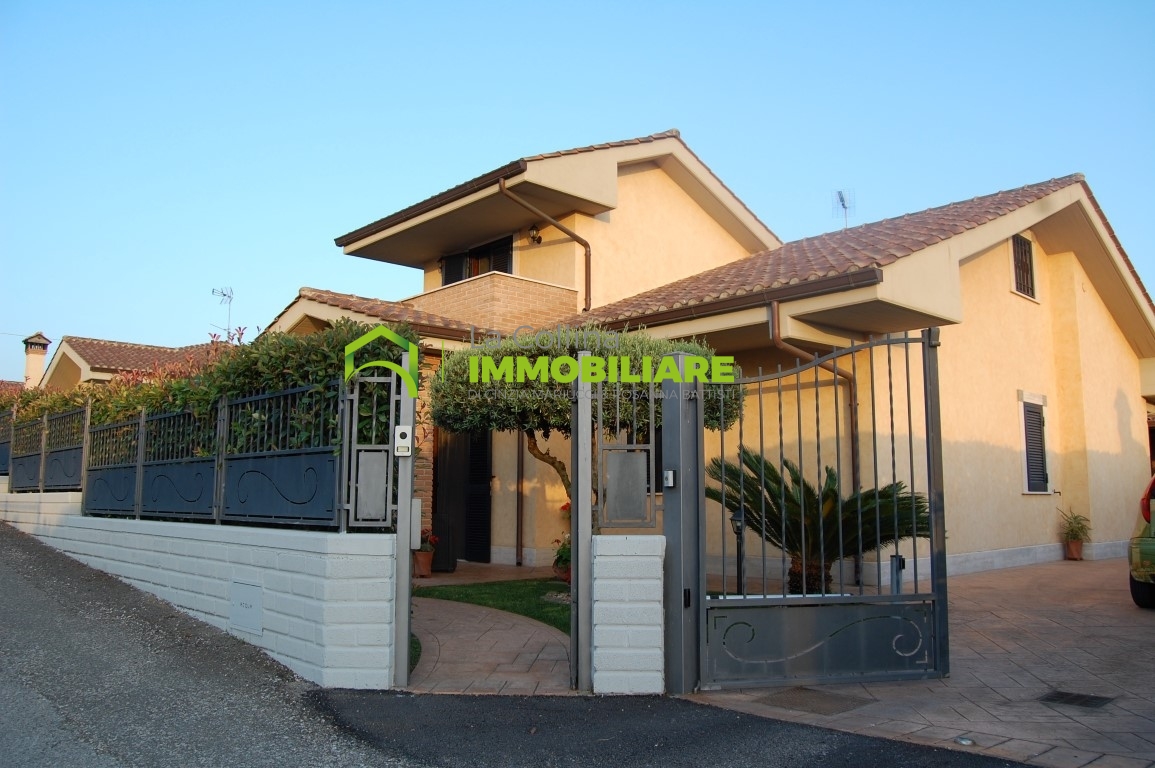 Villa in vendita a Cisterna di Latina, 10 locali, prezzo € 375.000 | PortaleAgenzieImmobiliari.it