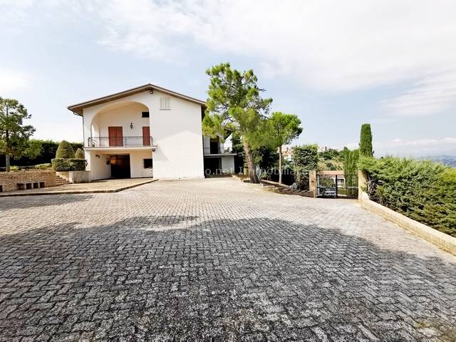 Villa in vendita a Atri, 15 locali, prezzo € 395.000 | PortaleAgenzieImmobiliari.it