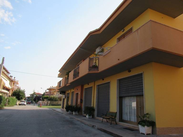 Negozio / Locale in vendita a Loreto Aprutino, 9999 locali, prezzo € 65.000 | CambioCasa.it