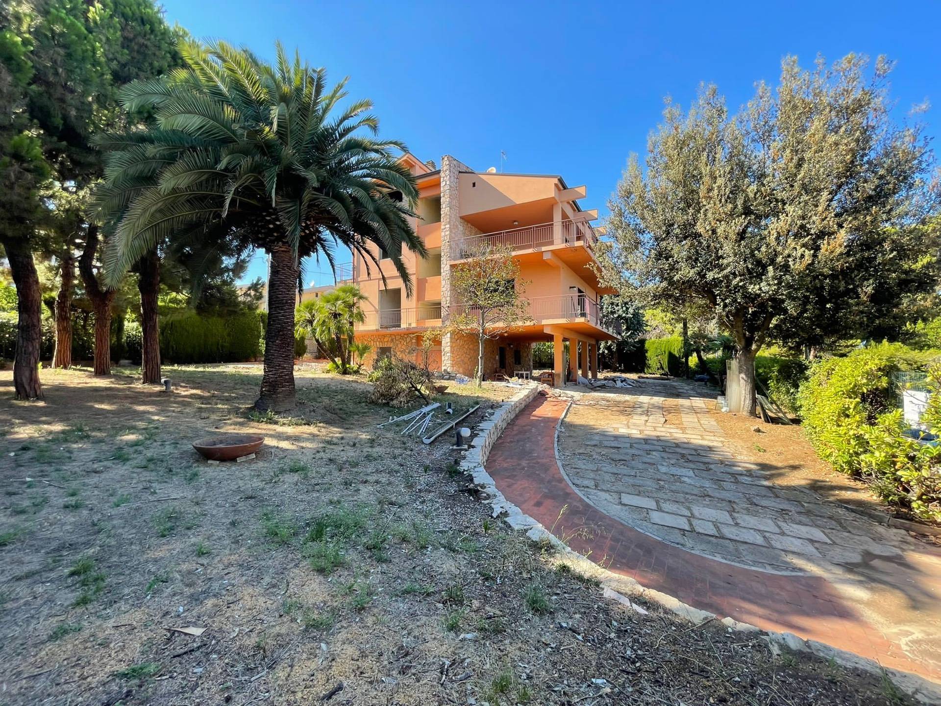 Villa in vendita a San Benedetto del Tronto, 13 locali, zona Località: zonaS.Lucia, prezzo € 460.000 | PortaleAgenzieImmobiliari.it